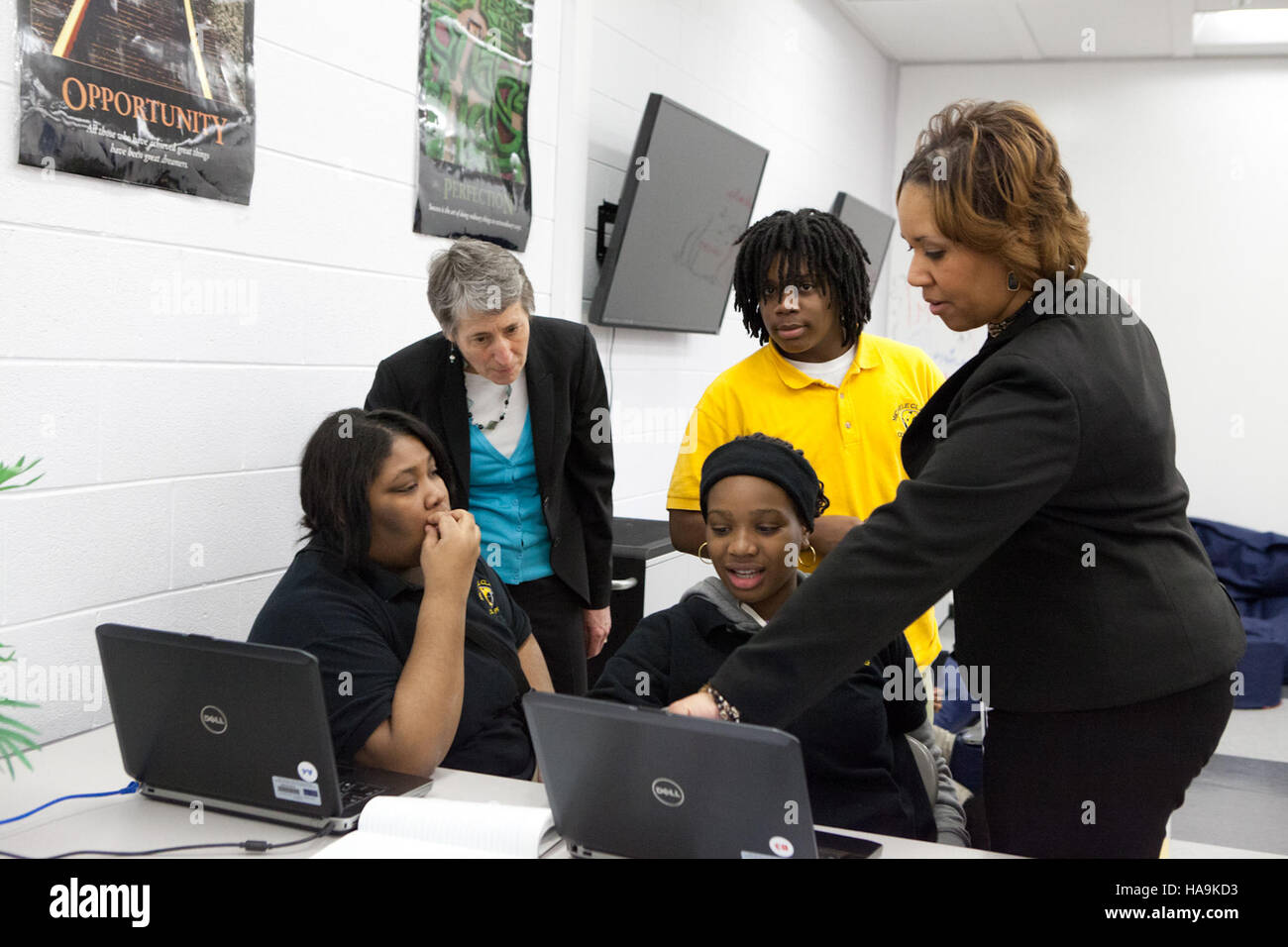 La secrétaire Sally Jewell visite la Michele Clark High School à Chicago pour discuter de l'éducation environnementale et de l'importance des parcs nationaux pour favoriser l'engagement communautaire et l'apprentissage en plein air. Banque D'Images