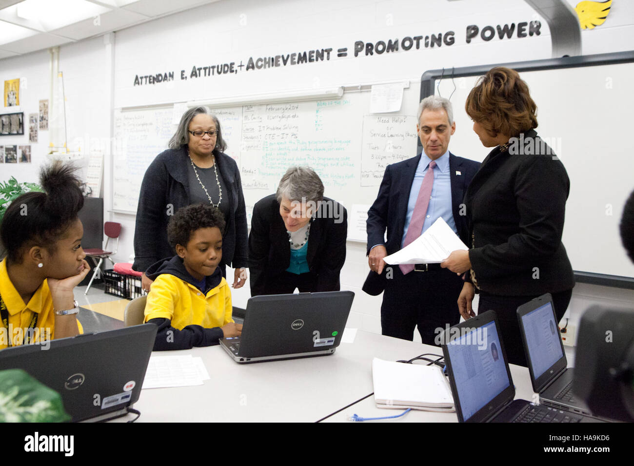 La secrétaire à l'intérieur, Sally Jewell, visite le lycée Michele Clark à Chicago pour discuter de l'importance de la conservation et des terres publiques, et dialoguer avec les élèves sur la préservation des parcs nationaux. Banque D'Images