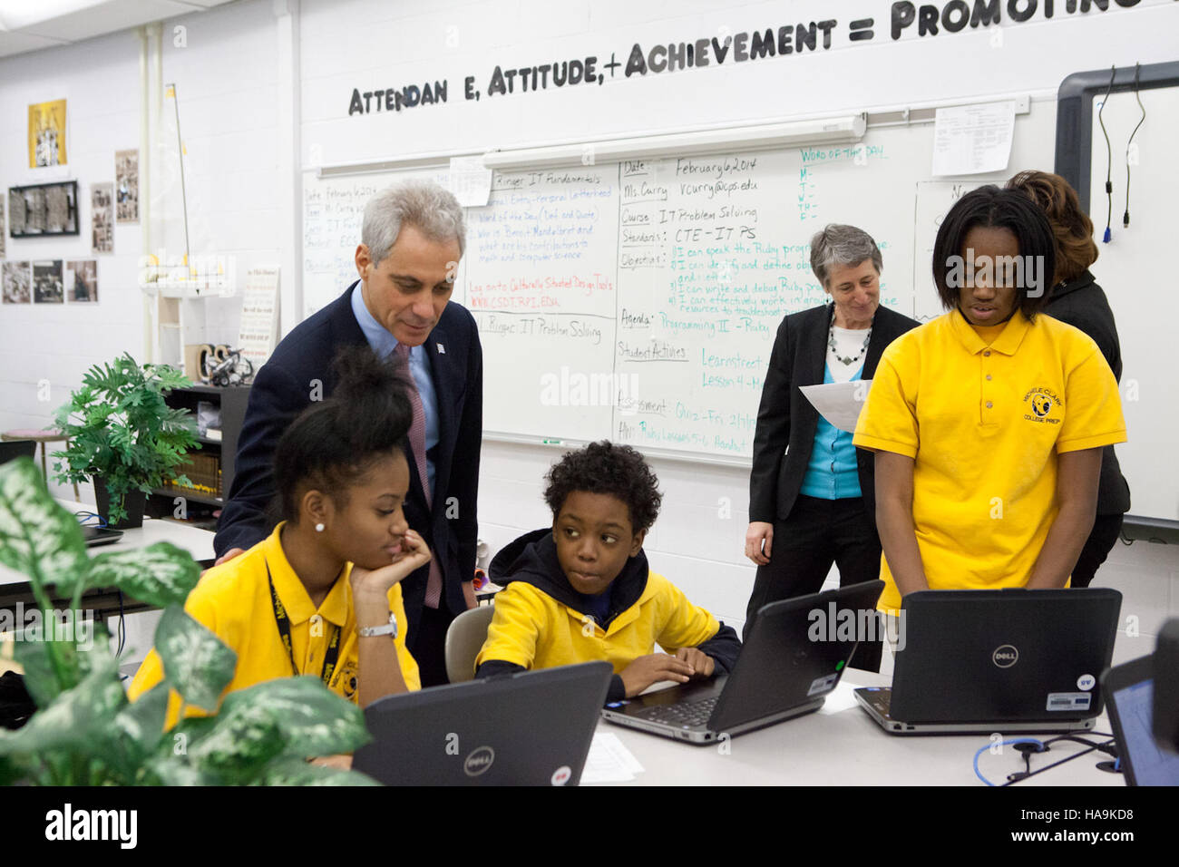 La secrétaire à l'intérieur, Sally Jewell, a visité l'école secondaire Michele Clark à Chicago pour discuter de l'importance de la conservation et de la gérance de l'environnement. La visite visait à sensibiliser les gens aux parcs nationaux et à encourager la participation des jeunes aux questions environnementales. Banque D'Images
