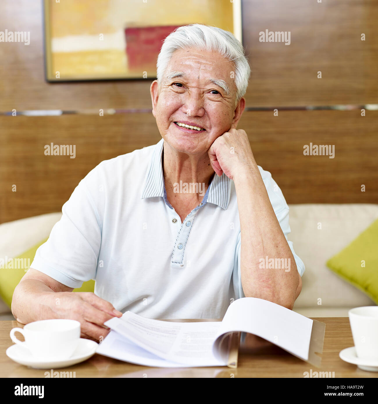 Senior asian man la lecture d'un livre ou document en salle d'étude Banque D'Images