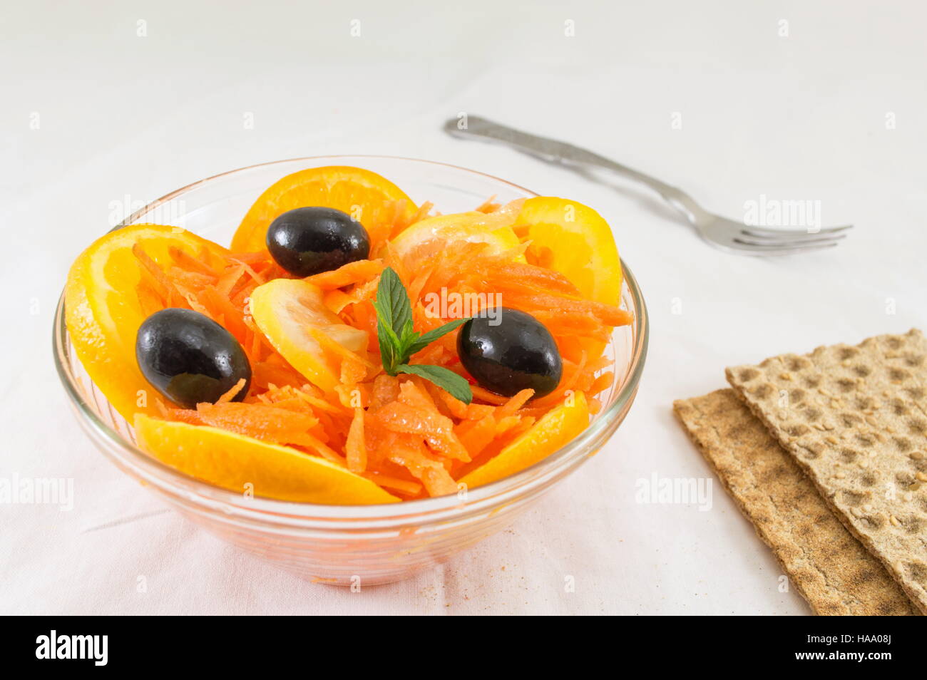 Orange, carotte et salade d'olive avec des biscuits Banque D'Images