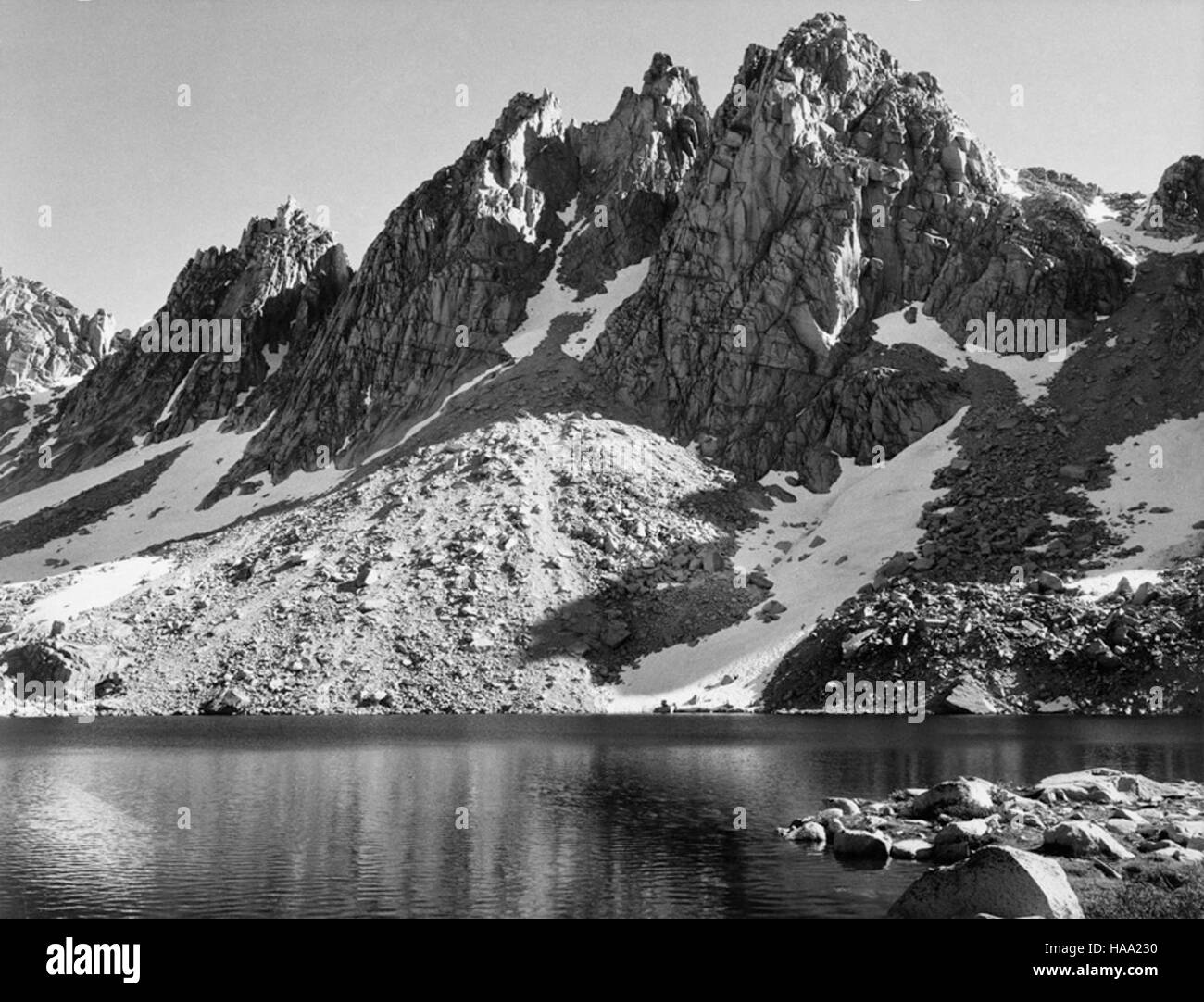 Le projet mural d'Ansel Adams (1941-1942) capture la grandeur des parcs nationaux à travers une série de photographies emblématiques. Ces images, commandées par le gouvernement américain, soulignent la beauté et l’importance de la conservation du paysage américain au cours du XXe siècle. Banque D'Images