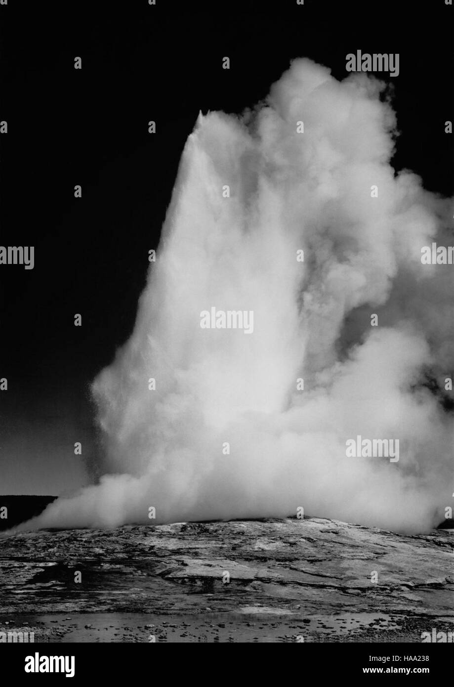 Le projet de la murale Ansel Adams (1941-1942) a été une contribution importante au patrimoine culturel des parcs nationaux. Grâce à ses photographies emblématiques, Adams a capturé la grandeur et la beauté de la nature sauvage américaine, offrant un enregistrement visuel des paysages dans le système des parcs nationaux à cette époque. Banque D'Images