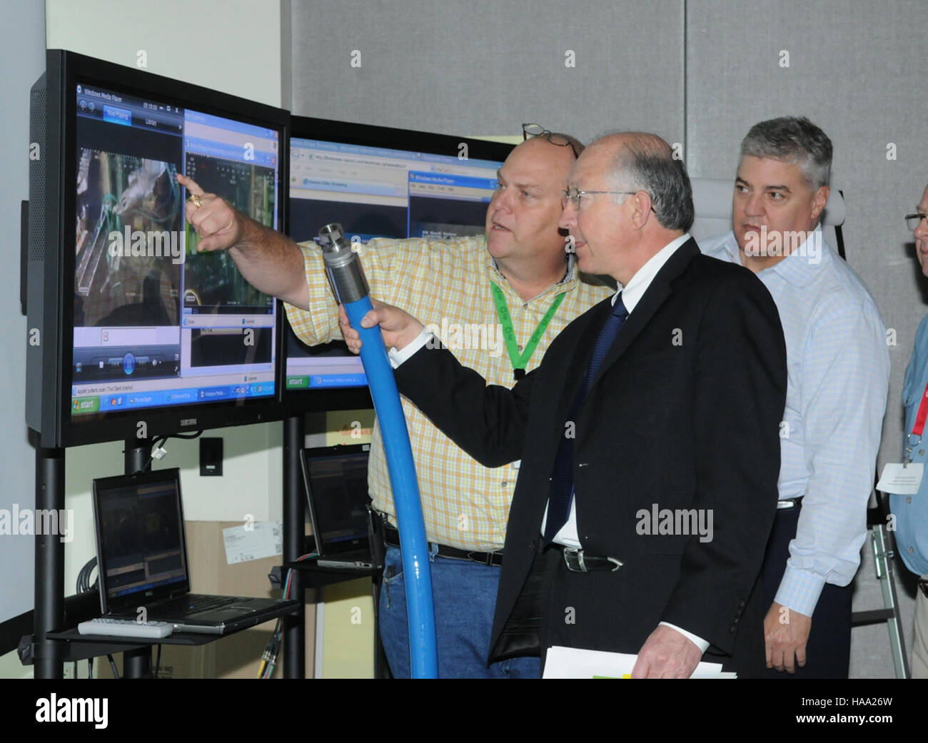 Le 30 avril 2010, le secrétaire Salazar a reçu une séance d’information sur le déversement de pétrole de BP, mettant l’accent sur les efforts d’intervention fédéraux visant à atténuer les dommages environnementaux dans les parcs nationaux et les terres publiques touchés. Banque D'Images