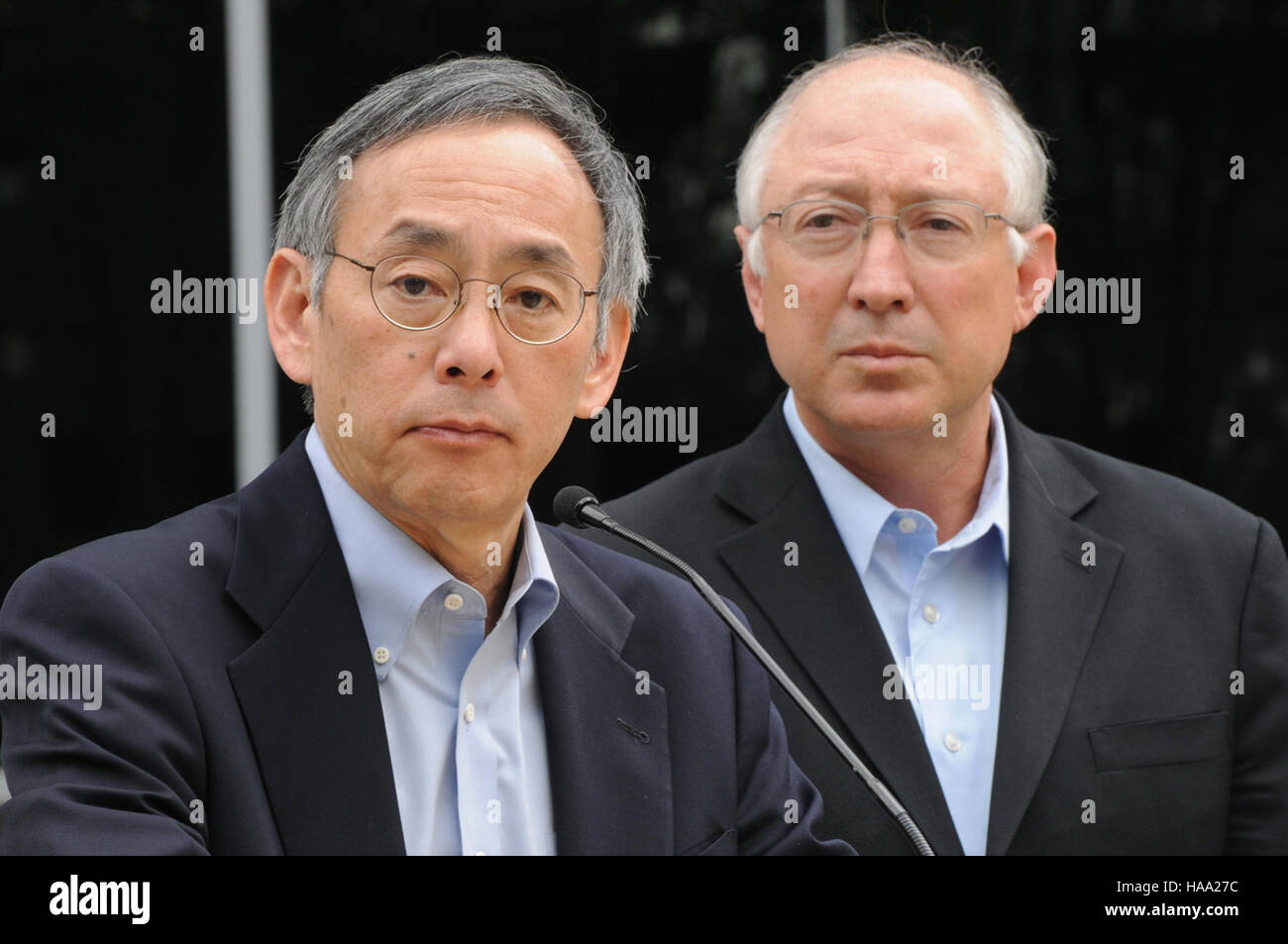 Le 12 mai 2010, le secrétaire à l’intérieur Ken Salazar et le secrétaire à l’énergie Steven Chu ont visité le centre de commandement BP à Houston pour aborder l’impact environnemental du déversement de pétrole BP, soulignant l’importance de la surveillance fédérale et des efforts de protection de l’environnement. Banque D'Images