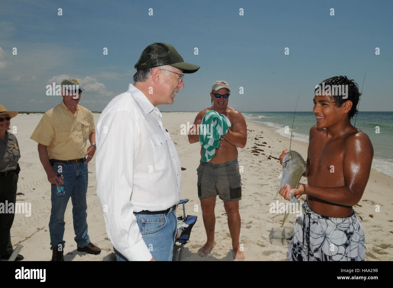 Le secrétaire à l'intérieur Ken Salazar a participé aux efforts de nettoyage à Gulf Islands National Seashore le 12 juin 2010, à la suite du déversement de pétrole de BP. L'effort visait à restaurer les écosystèmes touchés et à protéger les habitats fauniques. Banque D'Images