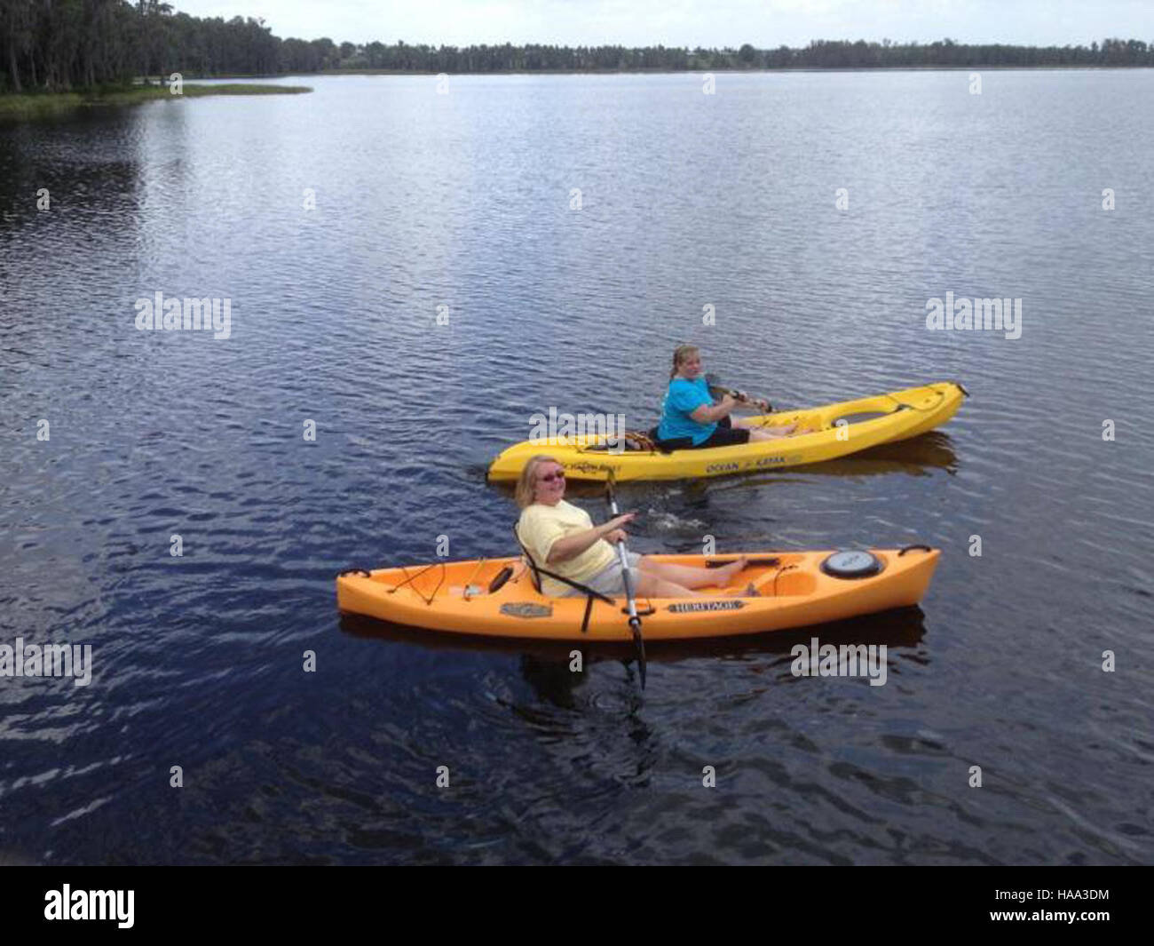 Usinterior 9136583716 Première fois kayak dans le lac Louisa State Park, Floride Banque D'Images