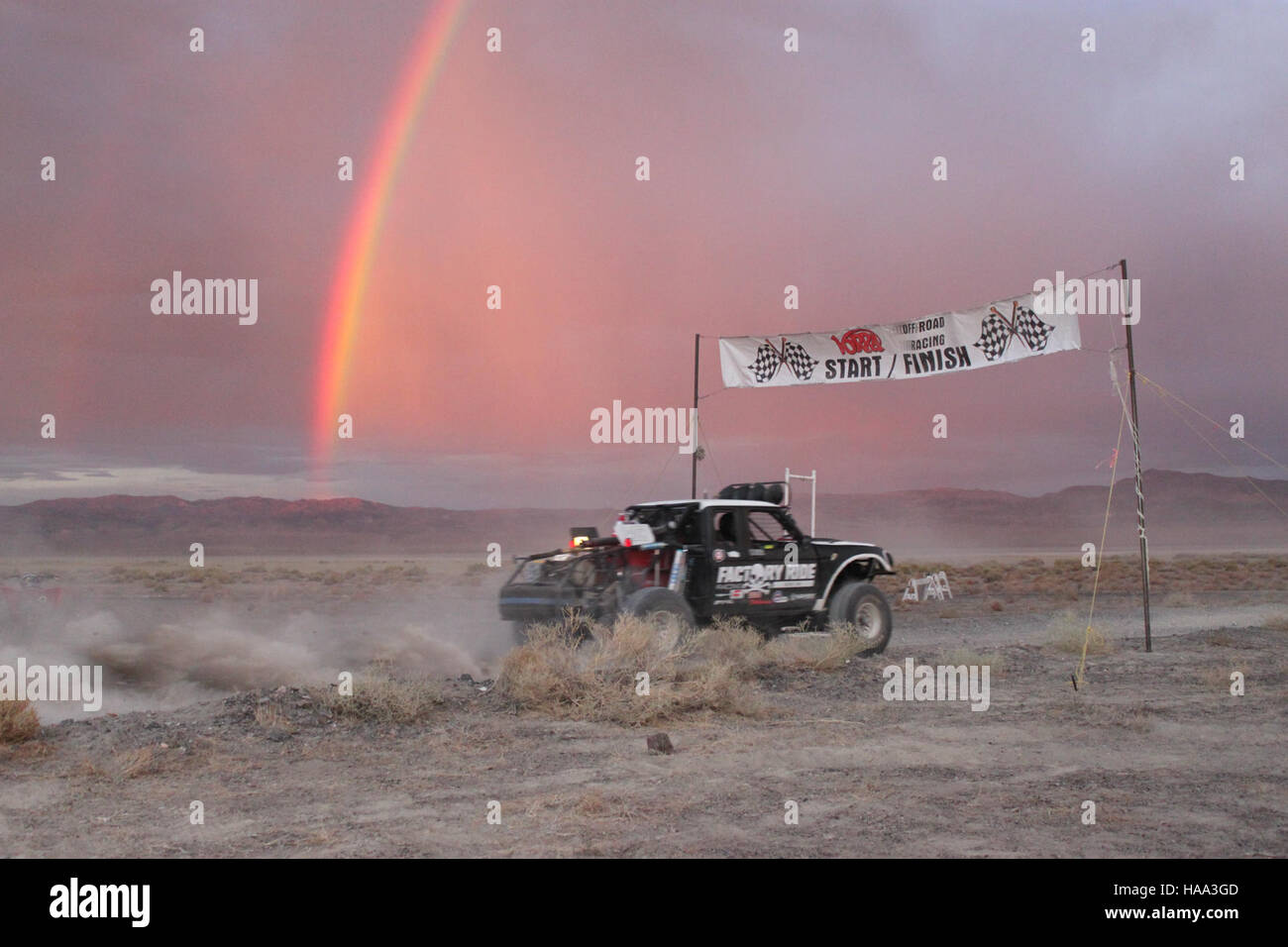La Valley Off Road Racing Association (VORRA) a organisé une course à Salt Wells, Nevada, mettant en vedette des véhicules hors route. L'événement met en valeur les courses hors route, offrant un environnement concurrentiel pour les amateurs tout en favorisant l'utilisation des parcs nationaux pour les activités récréatives. Banque D'Images