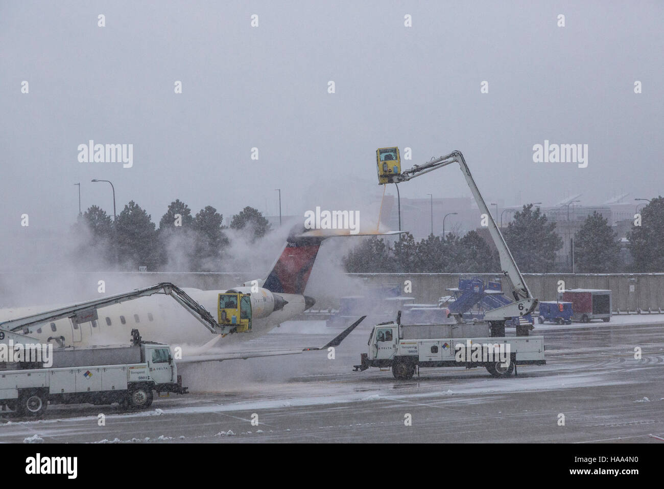 Avion de Delta Airlines en dégivrage à l'aéroport de Logan. Banque D'Images
