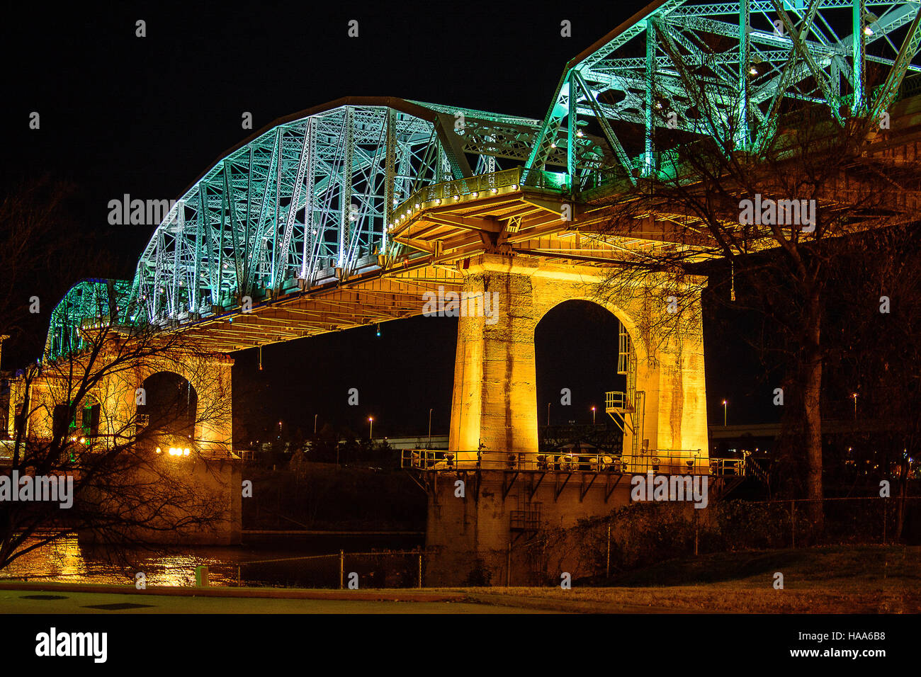 Le John Seigenthaler passerelle pour piétons au centre-ville de Nashville, Tennessee, à la nuit. Banque D'Images