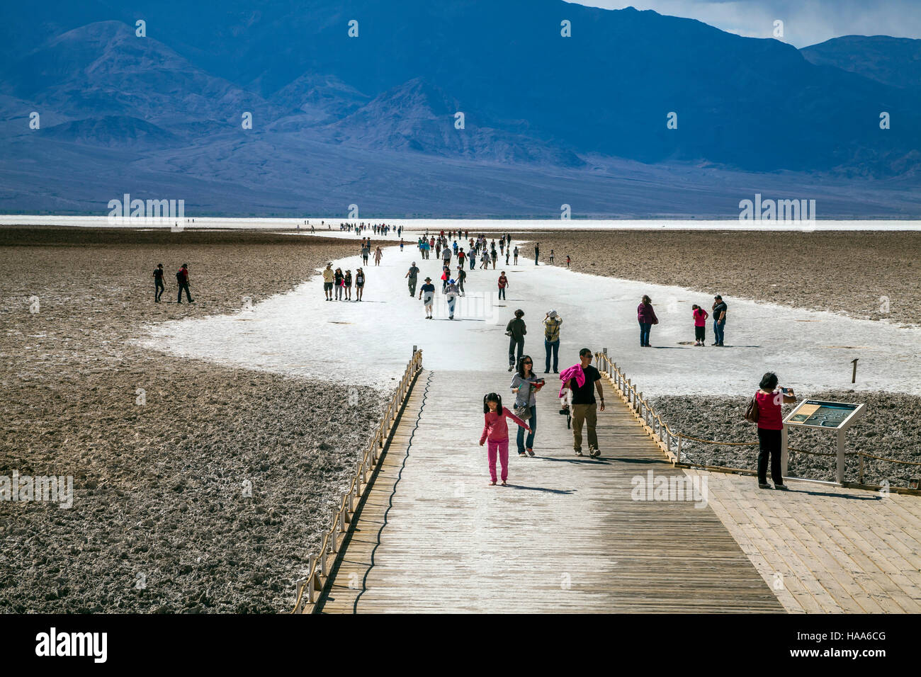 Les touristes visitant le bassin de Badwater, Death Valley National Park, California, USA Banque D'Images