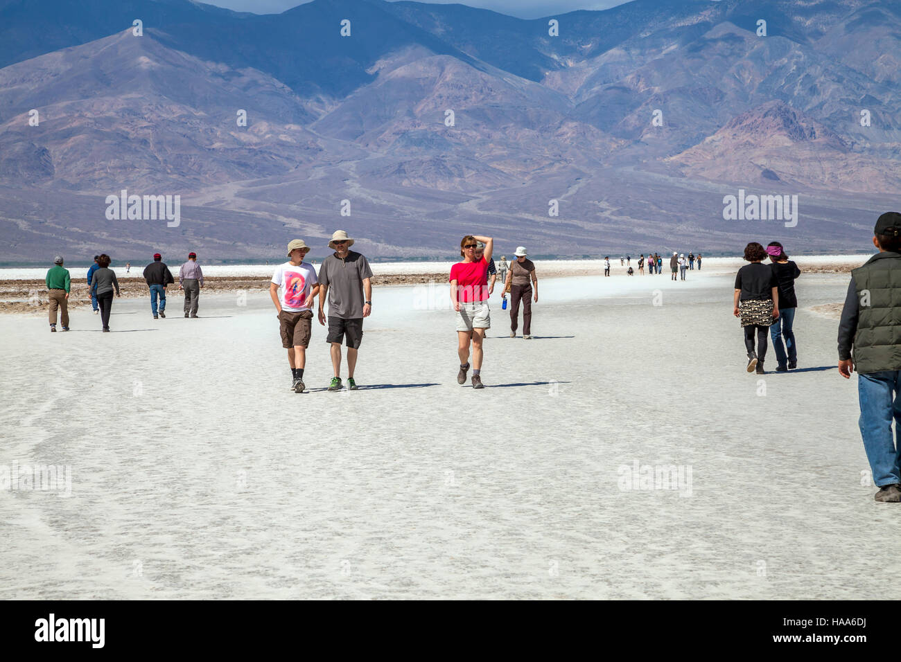 Les touristes visitant le bassin de Badwater, Death Valley National Park, California, USA Banque D'Images