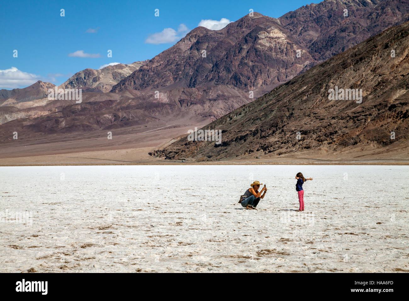 Mère fille photographier, bassin de Badwater, Death Valley National Park, California, USA Banque D'Images