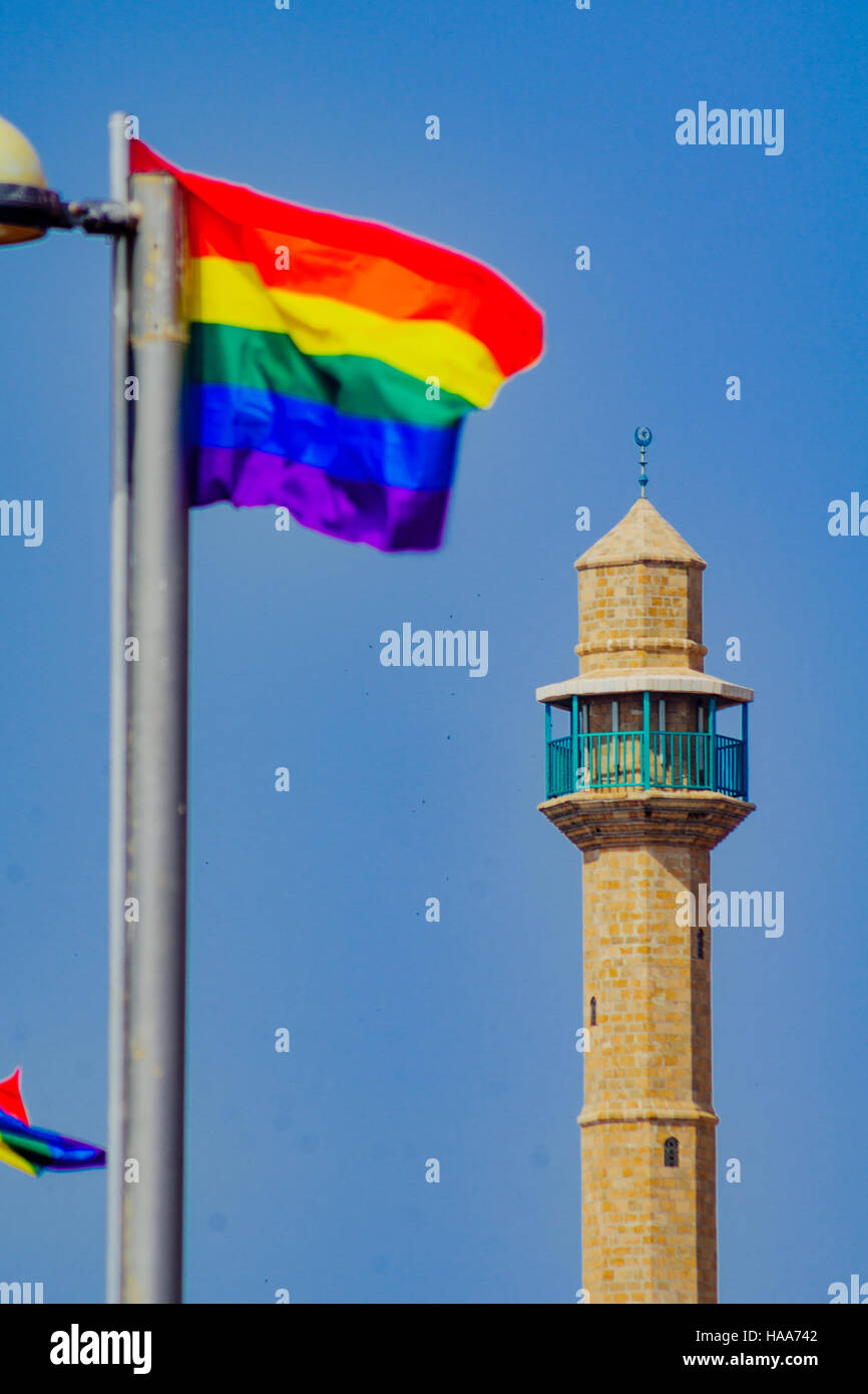 Le minaret de la mosquée Hassan Bek et la fierté d'un drapeau, dans le jour de la Pride Parade, à Tel-Aviv, Israël Banque D'Images