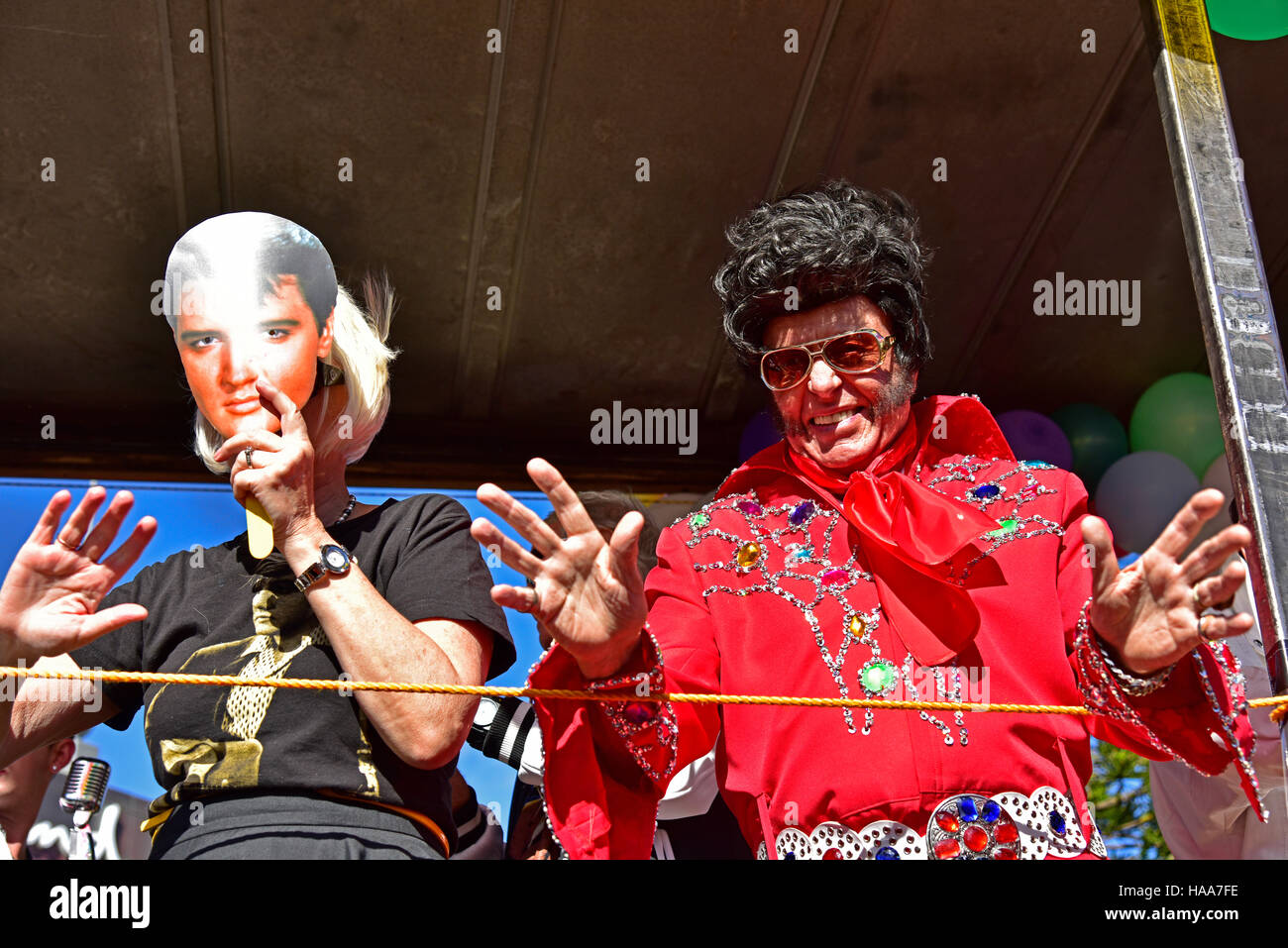 Imitateur d'Elvis Presley elvis avec une autre personne avec le masque à cooley roches sur coolangatt rétro festival au Queensland Banque D'Images