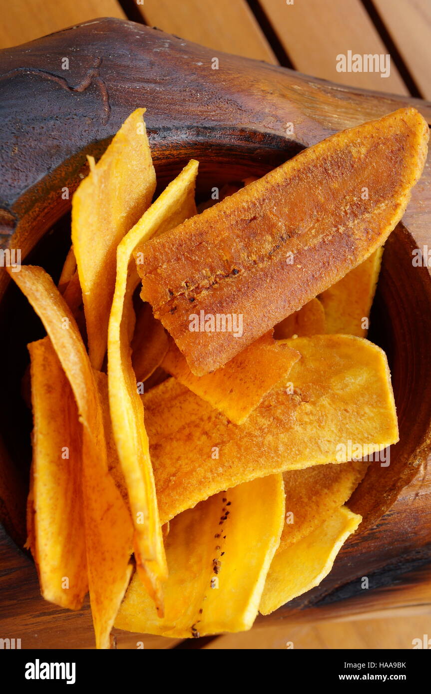 Plantain frit frites dans un bol en bois Banque D'Images