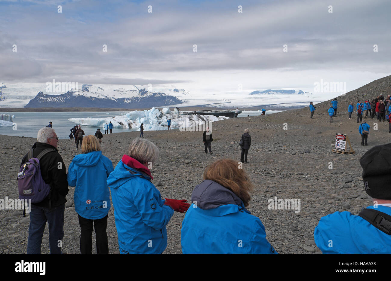 Les touristes à la lagune de jökulsárlón, parc national du Vatnajökull, au sud est de l'Islande. Banque D'Images