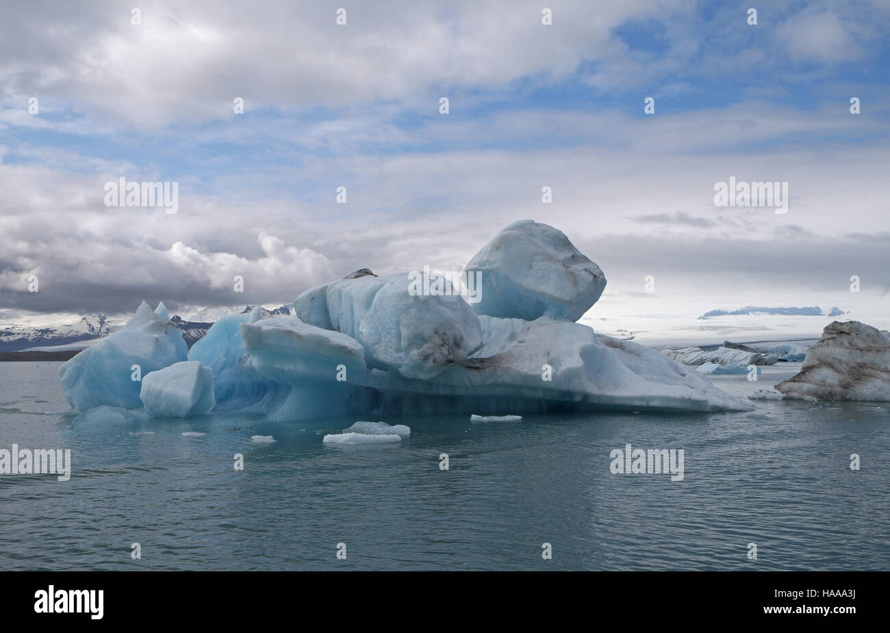 Curieusement façonné sur le lagon des icebergs Jokulsarlon, Parc national du Vatnajökull, au sud est de l'Islande. Banque D'Images