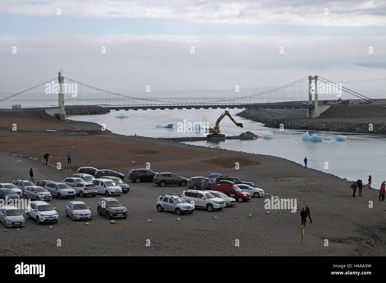 Pont suspendu au-dessus de l'entrée de la lagune de Jökulsárlón, au sud est de l'Islande. Banque D'Images