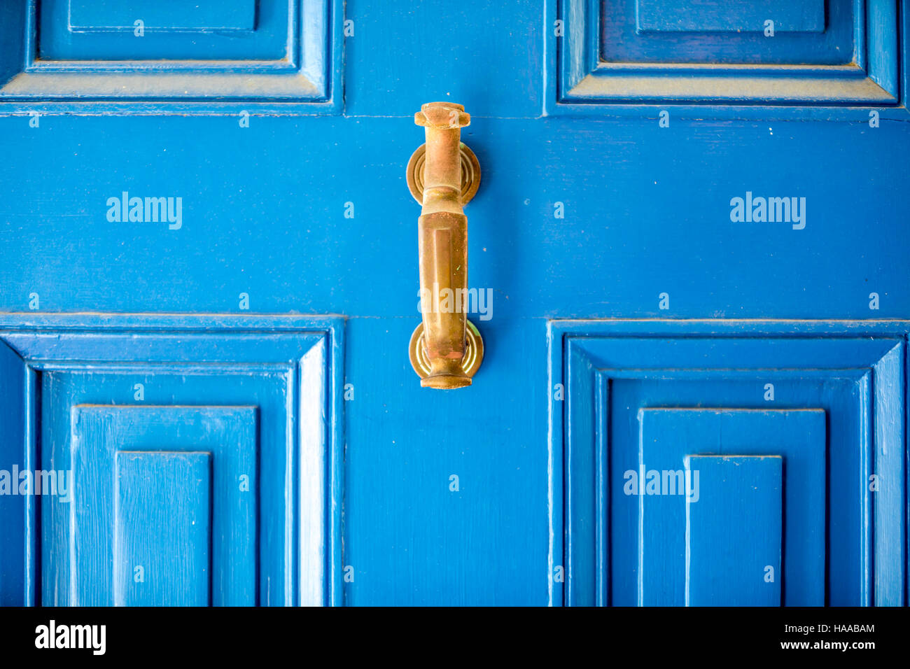 Bleu orné de laiton heurtoir de porte Banque D'Images