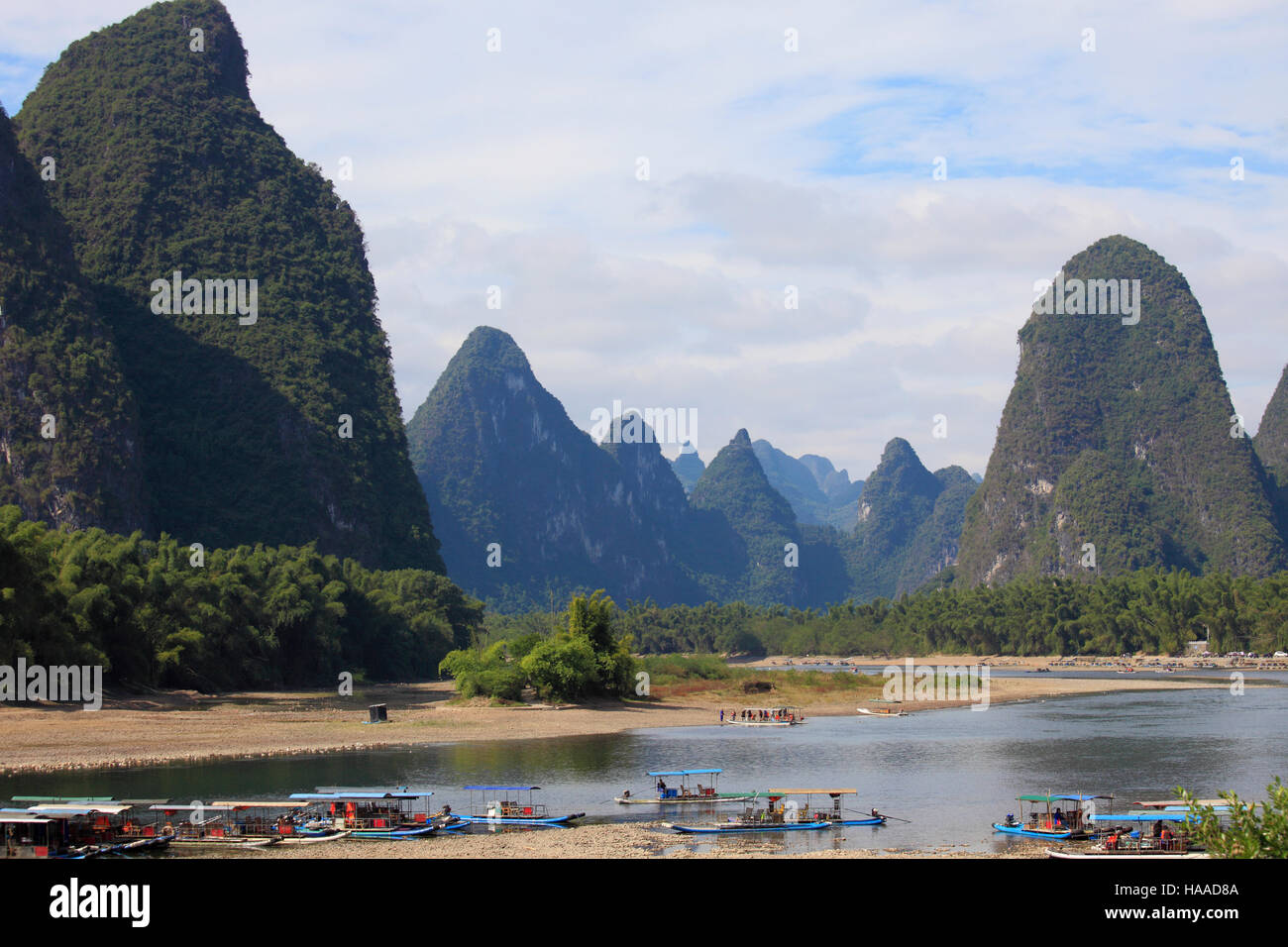 La Chine, Guangxi, Xingping, Li River, paysage karstique, collines calcaires, Banque D'Images