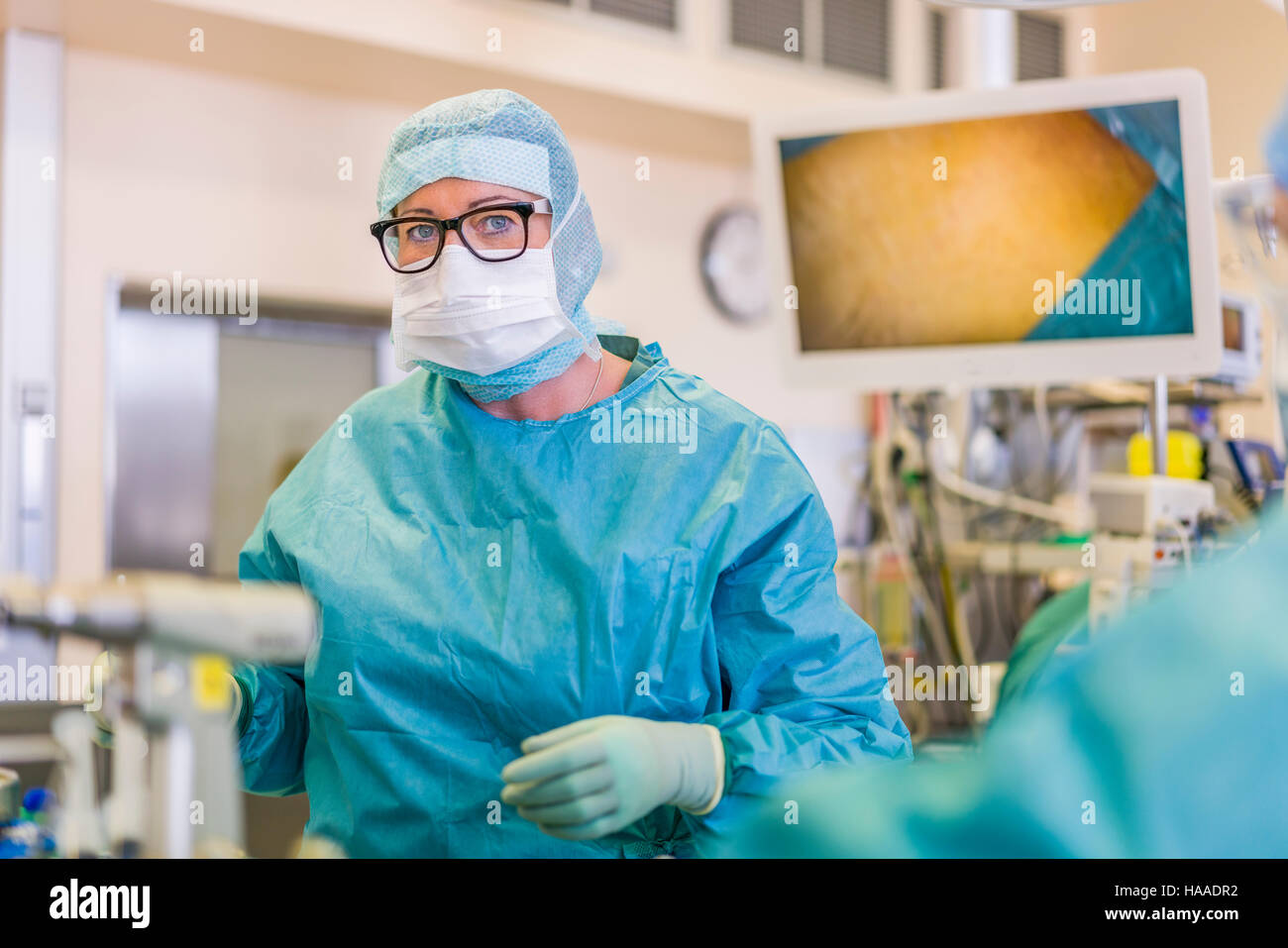 Infirmière en chirurgie, chirurgie de remplacement de valve cardiaque, salle d'opération, Reykjavik, Islande Banque D'Images