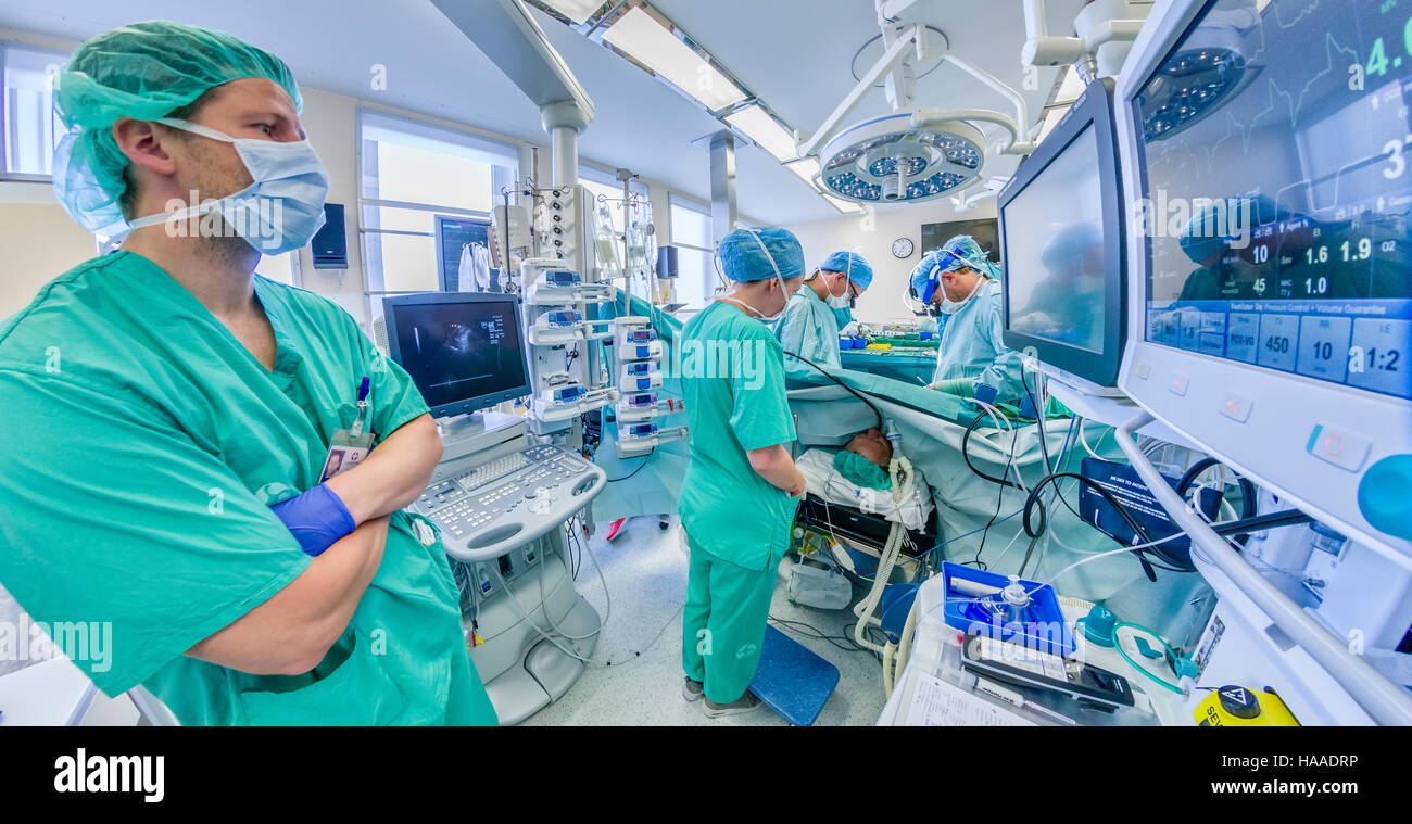 Surgeons-Heart chirurgie de remplacement valvulaire, salle d'opération, Reykjavik, Islande Banque D'Images