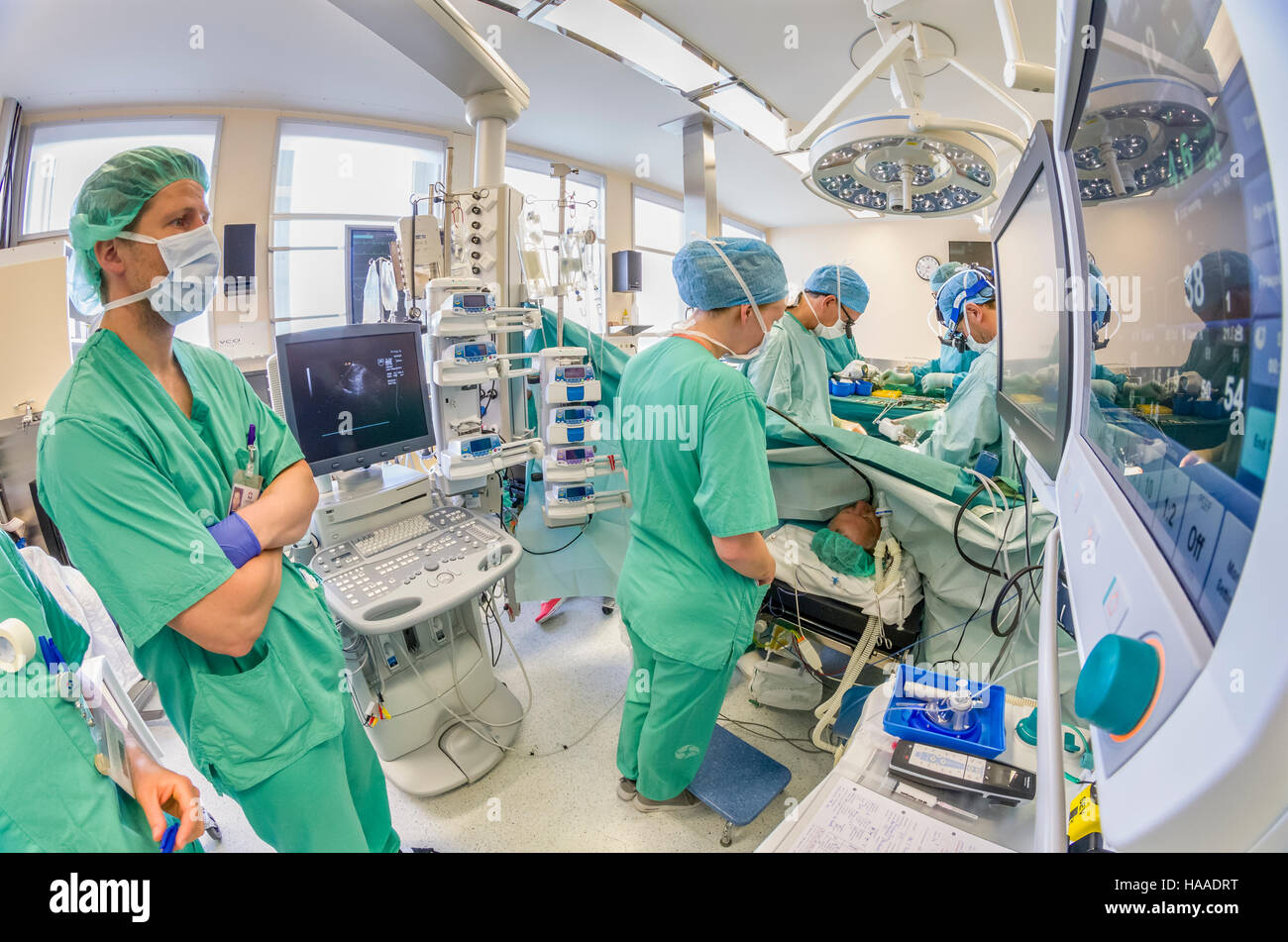 Surgeons-Heart chirurgie de remplacement valvulaire, salle d'opération, Reykjavik, Islande Banque D'Images