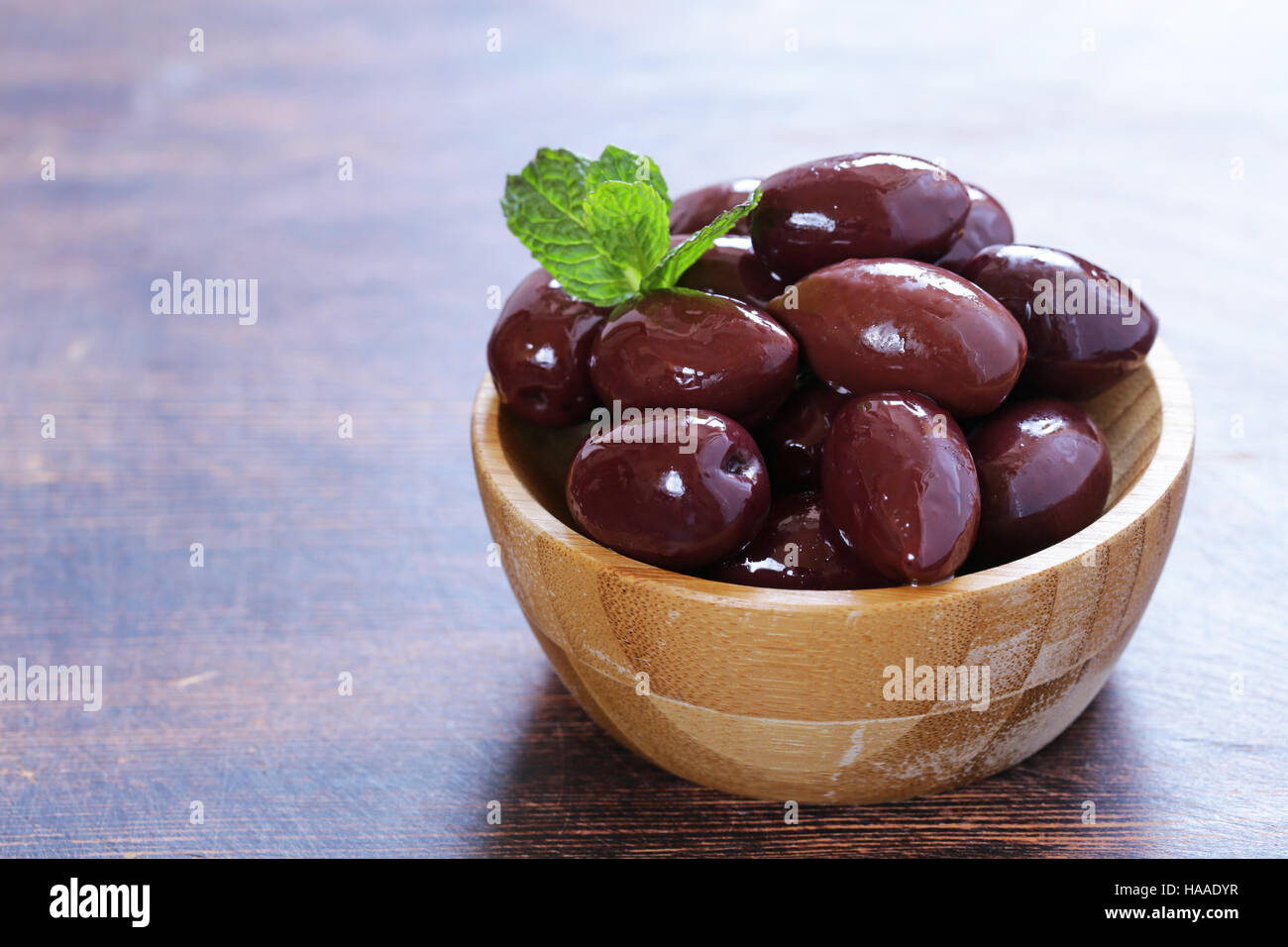 Olives kalamata rouge sur une table en bois Banque D'Images
