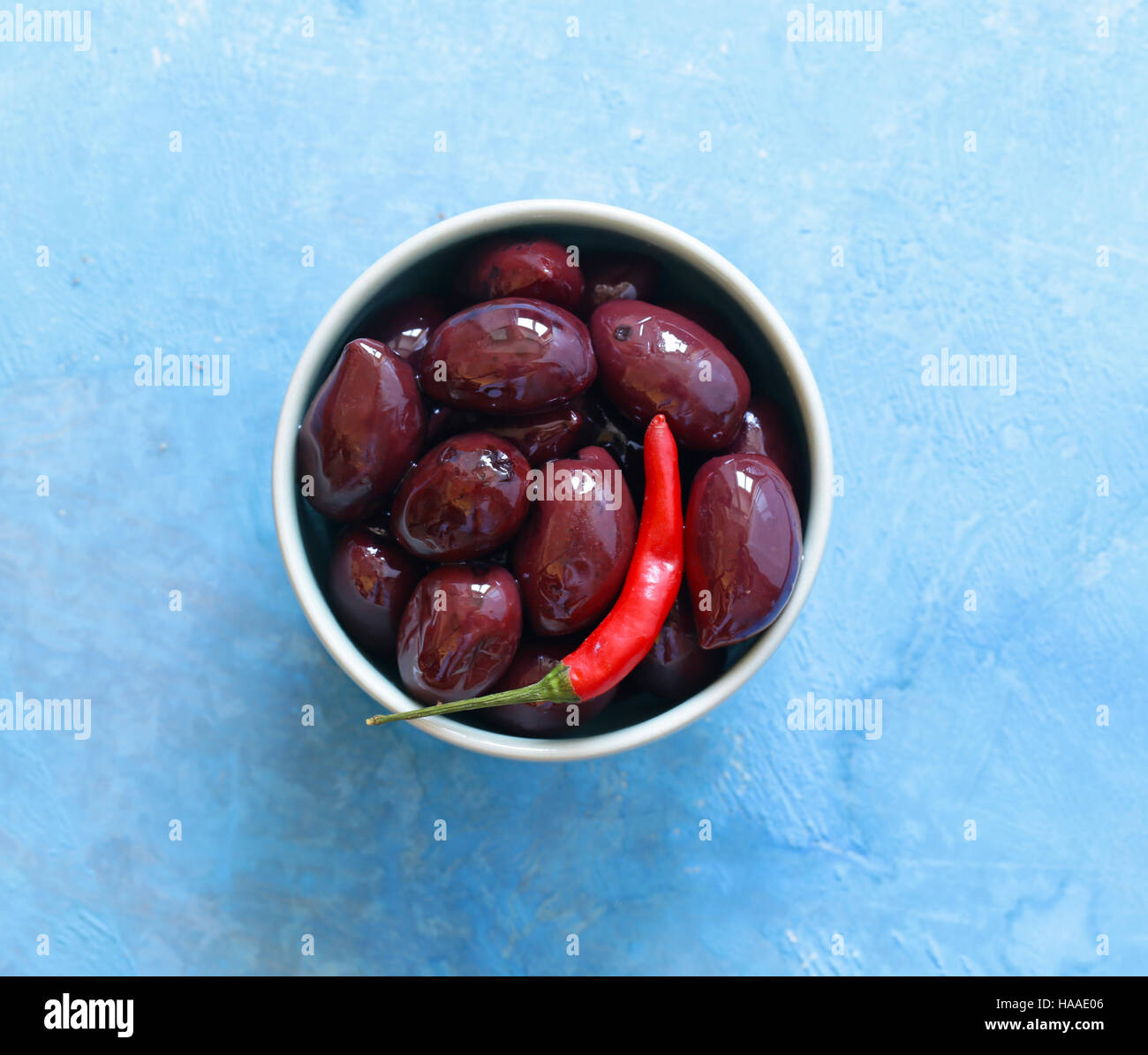 Olives kalamata rouge sur une table en bois Banque D'Images
