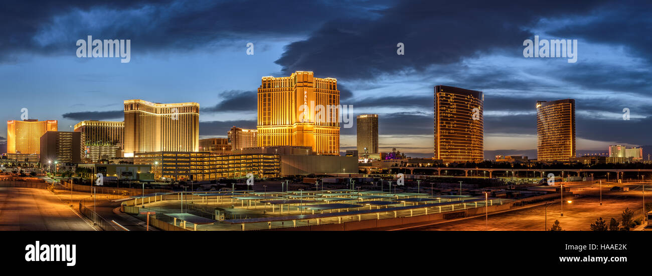 Panorama au coucher du soleil au-dessus des casinos sur le Strip de Las Vegas Banque D'Images