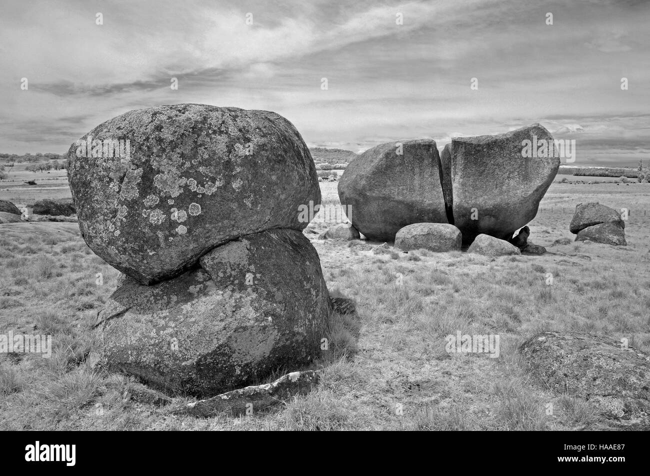 Photographie monochrome infrarouge de Split et de blocs d'autres pierres à Stonehenge près de Glen Innes Banque D'Images