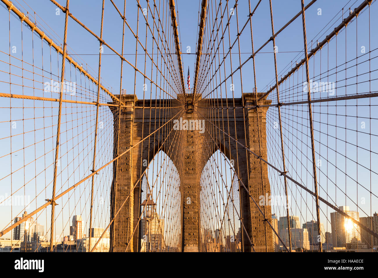 Historique Le pont de Brooklyn à New York City pendant l'heure du coucher du soleil Banque D'Images