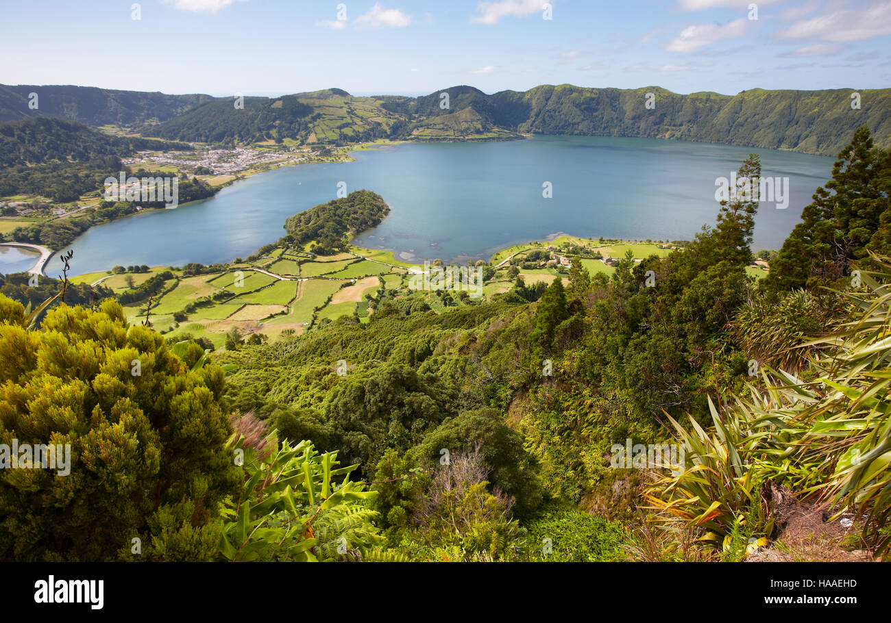 Paysage avec des lacs. Lagoa Azul Lagoa Verde. Sao Miguel. Açores. Portugal Banque D'Images