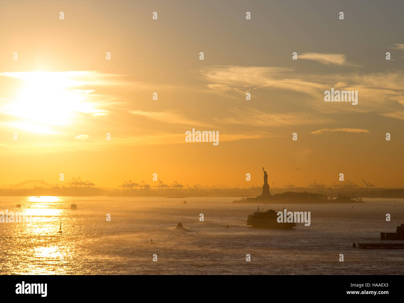 Silhouette de la Statue de la Liberté à New York pendant le coucher du soleil Banque D'Images