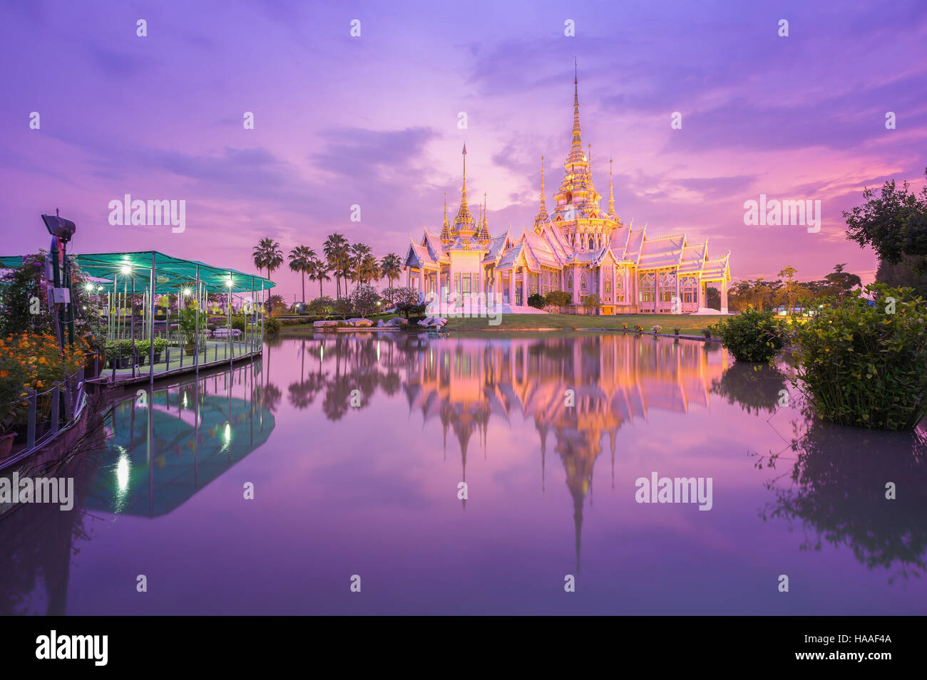 Wat Luang Pho temple Ho avec de l'eau reflet dans le crépuscule du temps à Nakhon Ratchasima province, la Thaïlande (le public l'accès à toute personne) Banque D'Images