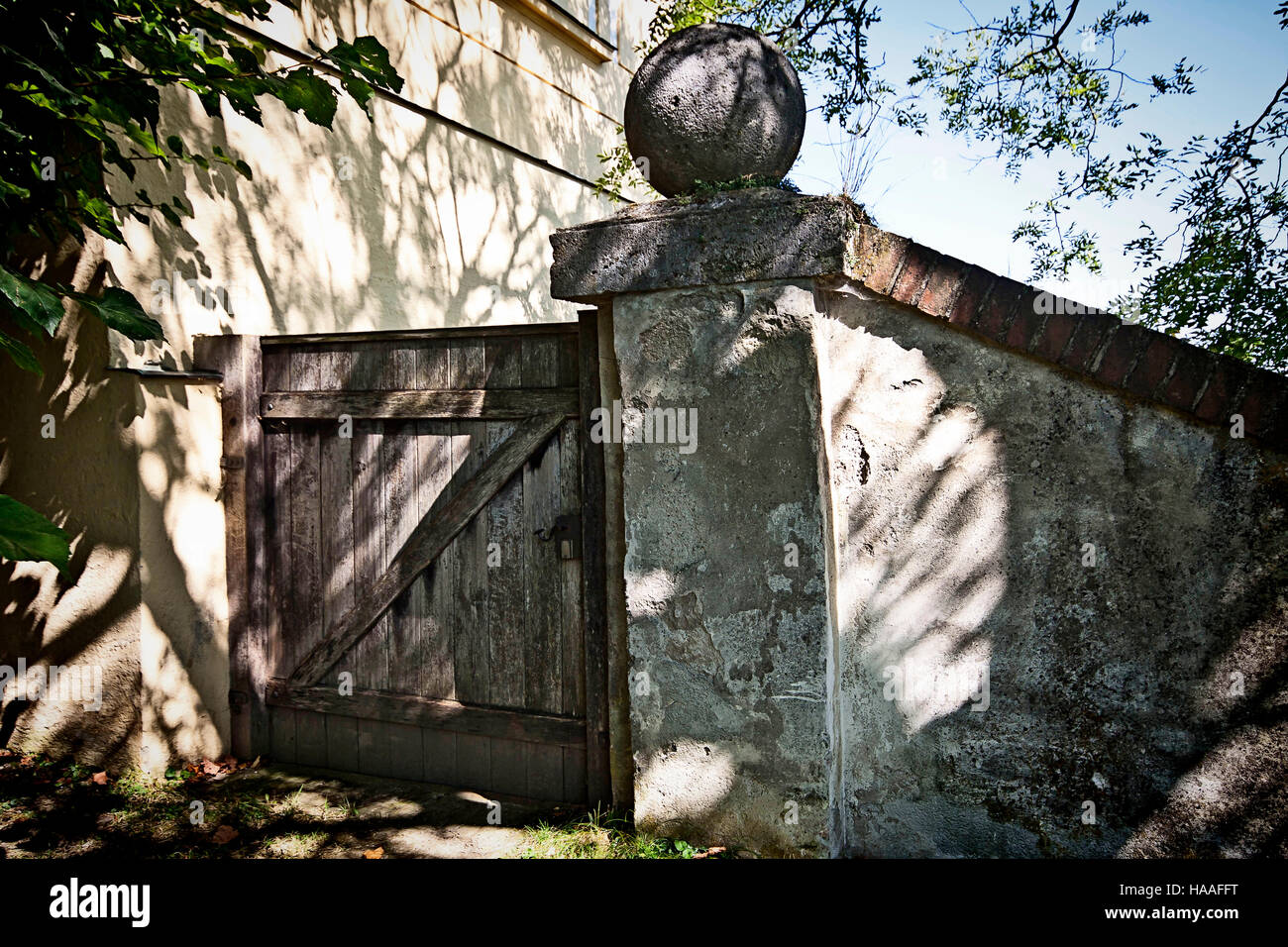 Grunge porte de bois entre deux mur de pierre Banque D'Images