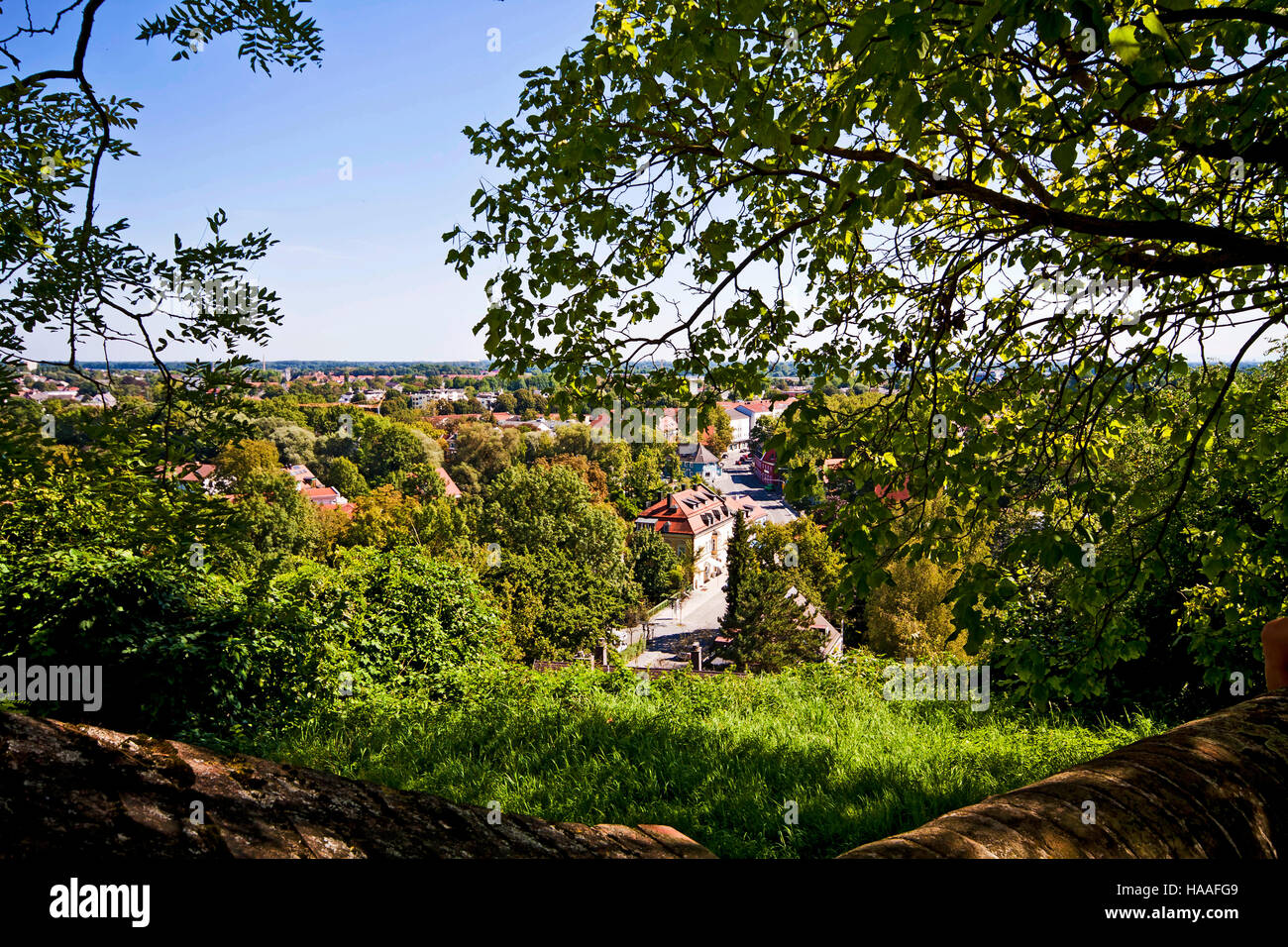 Campagne bavaroise, vue panoramique sur terre et les maisons d'une colline avec des couleurs d'été Banque D'Images