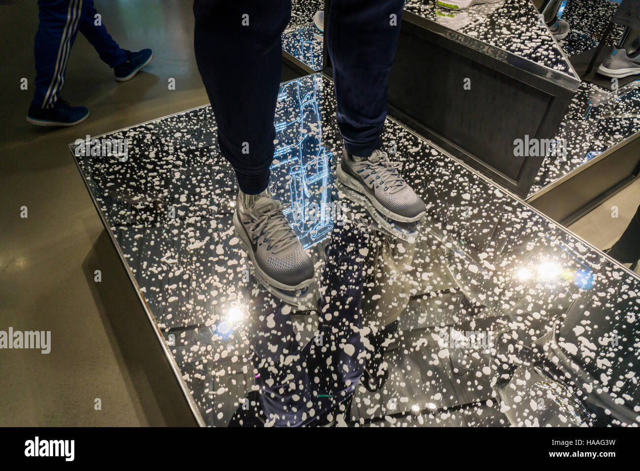 Affichage de chaussures Nike dans le nouveau flagship store le jour  d'ouverture à Soho, à New York, le vendredi 18 novembre 2016. Nike est le  plus grand fabricant de vêtements et de