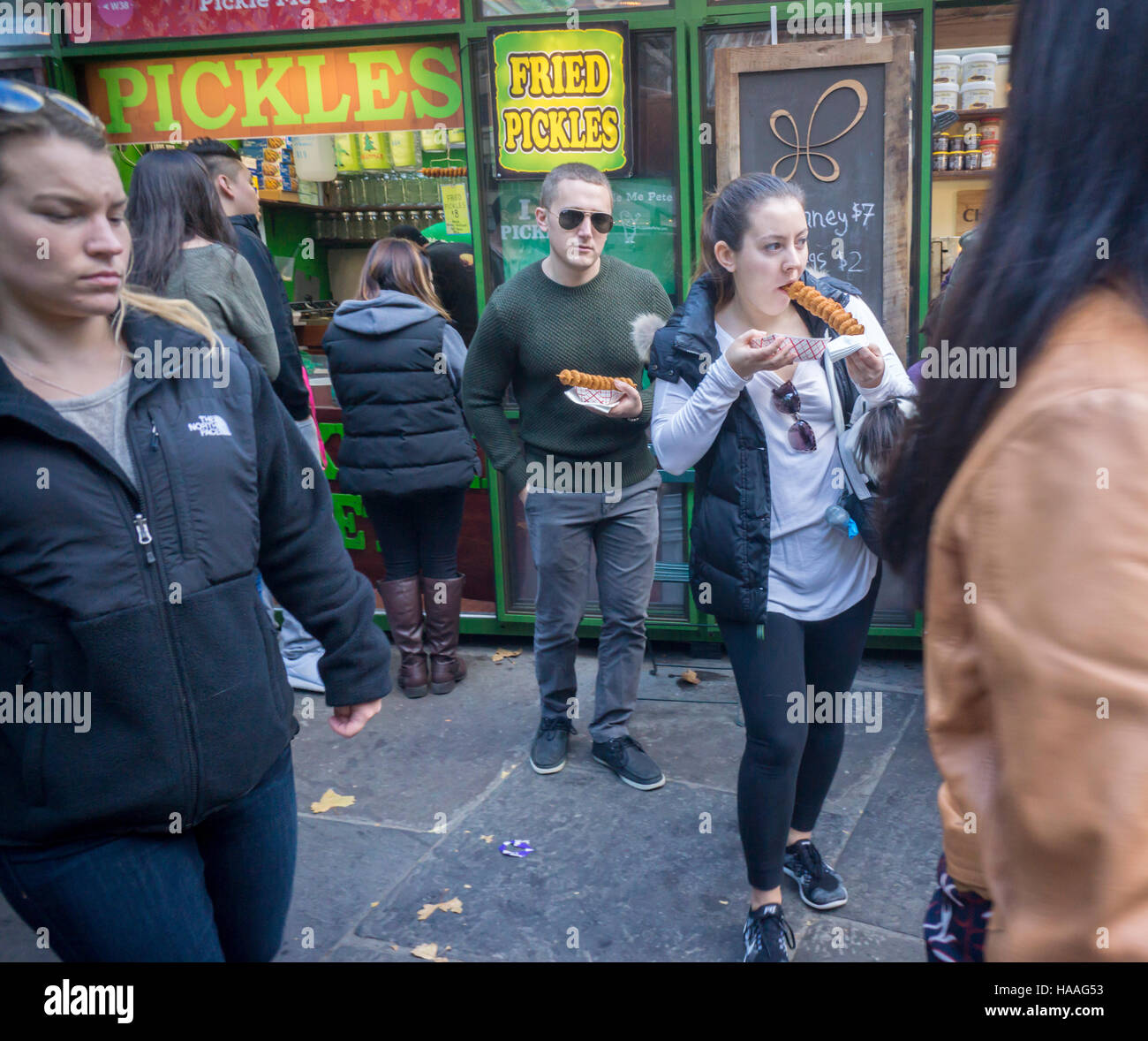 Des dizaines de visiteurs à l'Bryant Park Maison de vacances jusqu'à la ligne du marché Pickle moi Pete kiosque pour satisfaire eux-mêmes sur les commandes de fried pickles, vu le samedi 19 novembre, 2016. (© Richard B. Levine) Banque D'Images