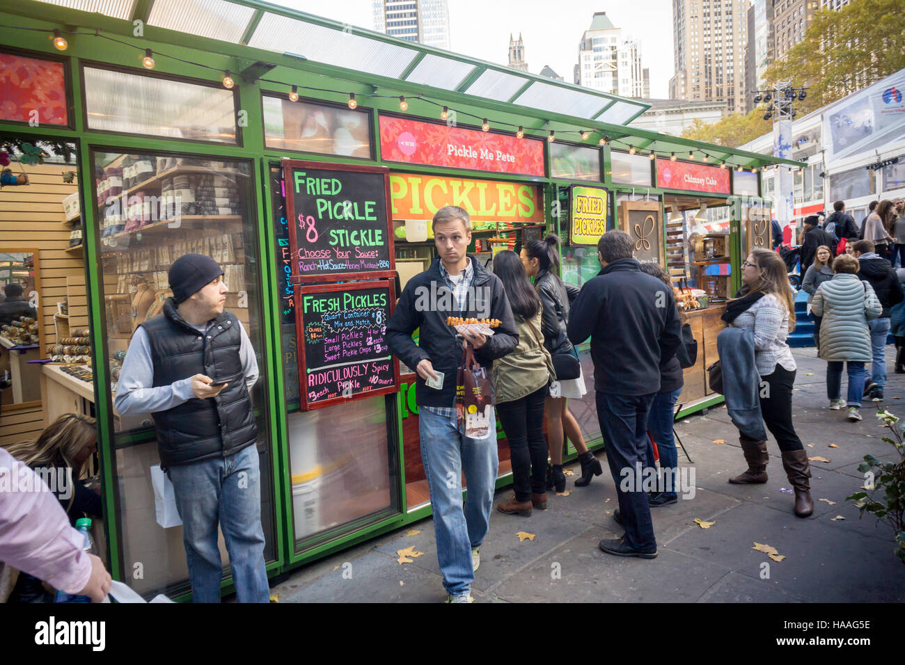 Des dizaines de visiteurs à l'Bryant Park Maison de vacances jusqu'à la ligne du marché Pickle moi Pete kiosque pour satisfaire eux-mêmes sur les commandes de fried pickles, vu le samedi 19 novembre, 2016. (© Richard B. Levine) Banque D'Images