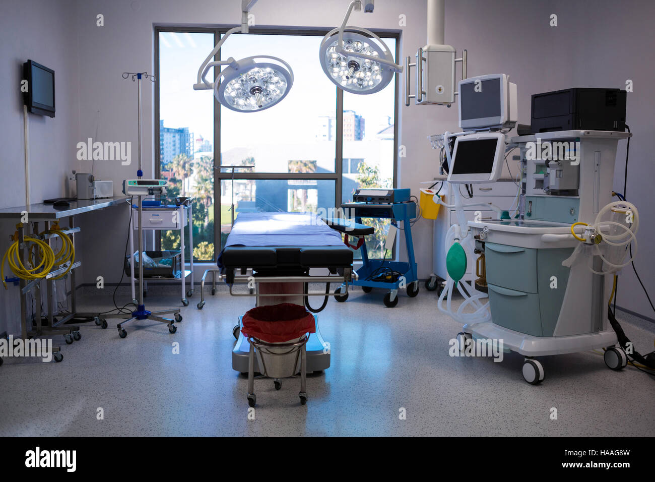 L'équipement et des appareils médicaux en salle d'opération moderne Banque D'Images