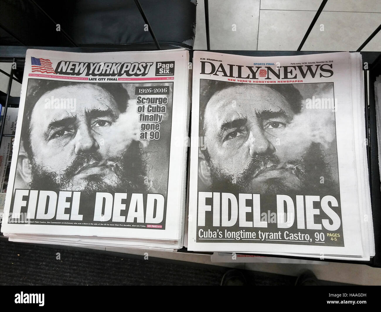 Le New York Post et Daily News le samedi 26 novembre 2016 air presque identique comme ils font rapport sur la mort de Fidel Castro de Cuba. Castro est mort après des années de mauvaise santé le vendredi à l'âge de 90 ans.(© Richard B. Levine) Banque D'Images