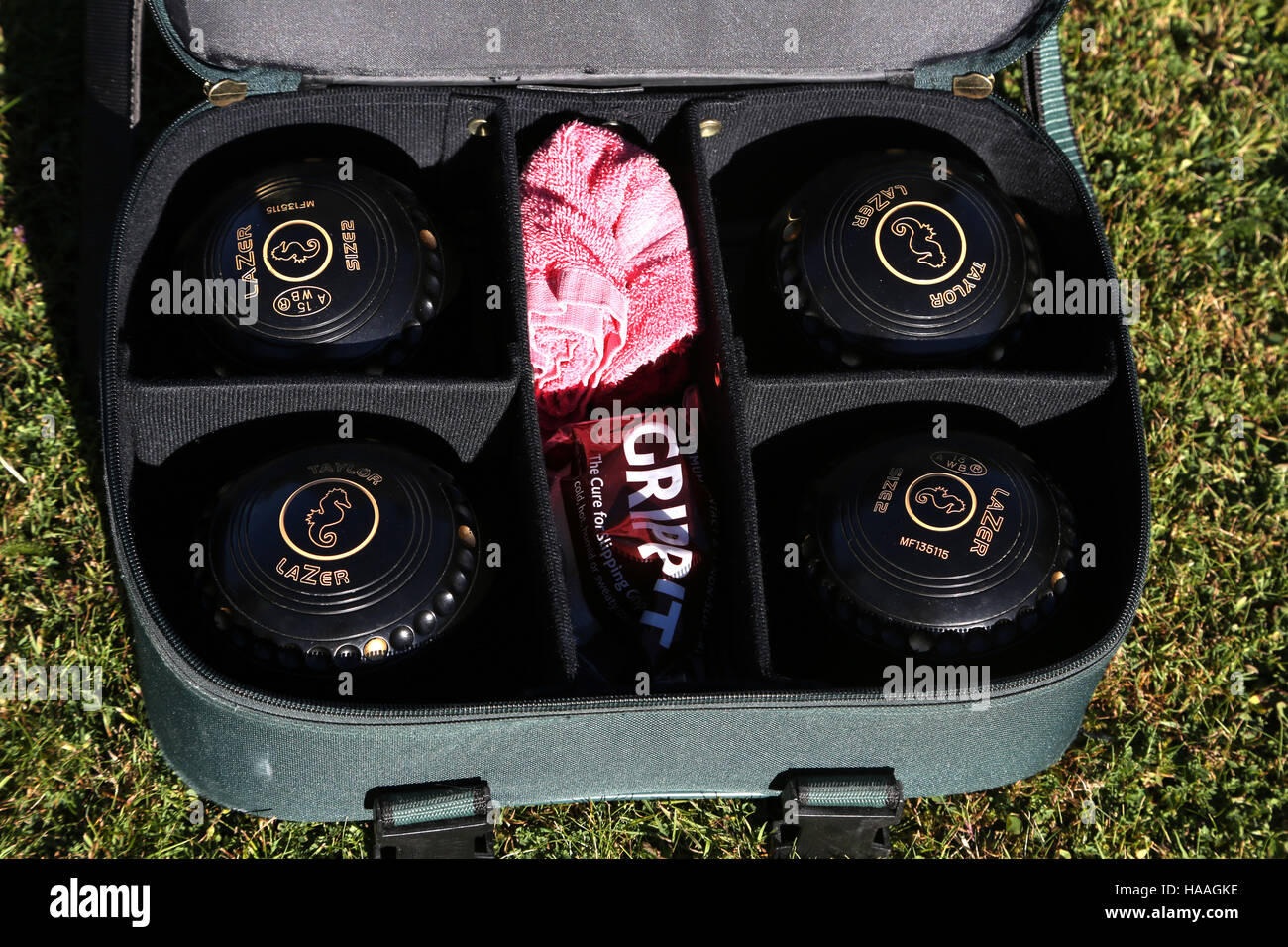 Un jeu de Taylor Lazer Taille 2 bols avec Grippit Gants et chiffon dans Drake's Pride Sac Bols Banque D'Images