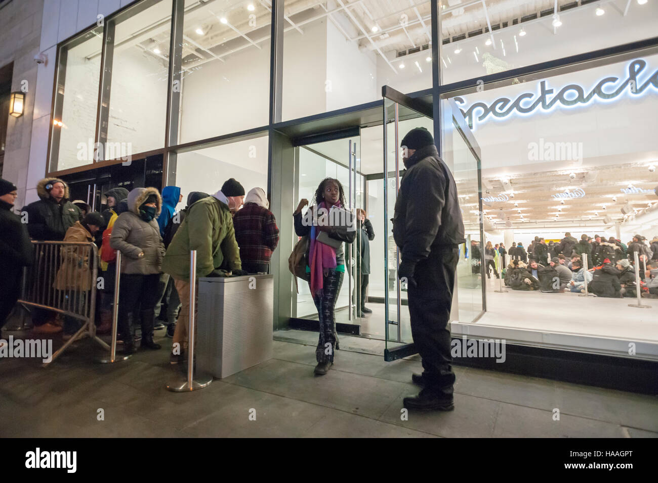 Des centaines d'acheteurs attendre en ligne à l'spectacles pop up store à New York le Mardi, Novembre 22, 2016. Snap, anciennement Snapchat, a ouvert le magasin pour vendre leurs spectacles en édition limitée, une paire de lunettes avec un appareil photo qui vous permet de publier une circulaire vidéo que vous créez à votre compte Snapchat. Les verres sont vendus par un seul distributeur automatique que vous attendez jusqu'à sept heures par certains comptes d'accès, lorsque vous pouvez acheter deux à 129,95 $ chacun. (© Richard B. Levine) Banque D'Images