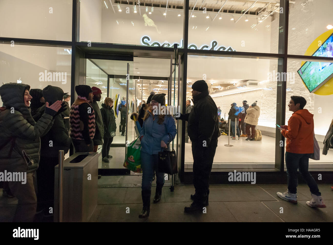 Des centaines d'acheteurs attendre en ligne à l'spectacles pop up store à New York le Mardi, Novembre 22, 2016. Snap, anciennement Snapchat, a ouvert le magasin pour vendre leurs spectacles en édition limitée, une paire de lunettes avec un appareil photo qui vous permet de publier une circulaire vidéo que vous créez à votre compte Snapchat. Les verres sont vendus par un seul distributeur automatique que vous attendez jusqu'à sept heures par certains comptes d'accès, lorsque vous pouvez acheter deux à 129,95 $ chacun. (© Richard B. Levine) Banque D'Images