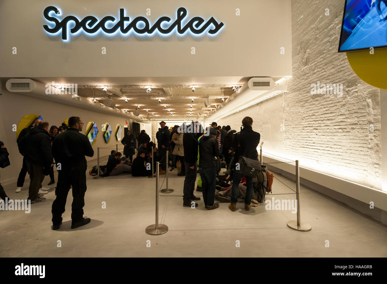 Des centaines d'acheteurs attendre en ligne à l'spectacles pop up store à New York le Mardi, Novembre 22, 2016. Snap, anciennement Snapchat, a ouvert le magasin pour vendre leurs spectacles en édition limitée, une paire de lunettes avec un appareil photo qui vous permet de publier une circulaire vidéo que vous créez à votre compte Snapchat. Les verres sont vendus par un seul distributeur automatique que vous attendez jusqu'à sept heures par certains comptes d'accès, lorsque vous pouvez acheter deux à 129,95 $ chacun. (© Richard B. Levine) Banque D'Images