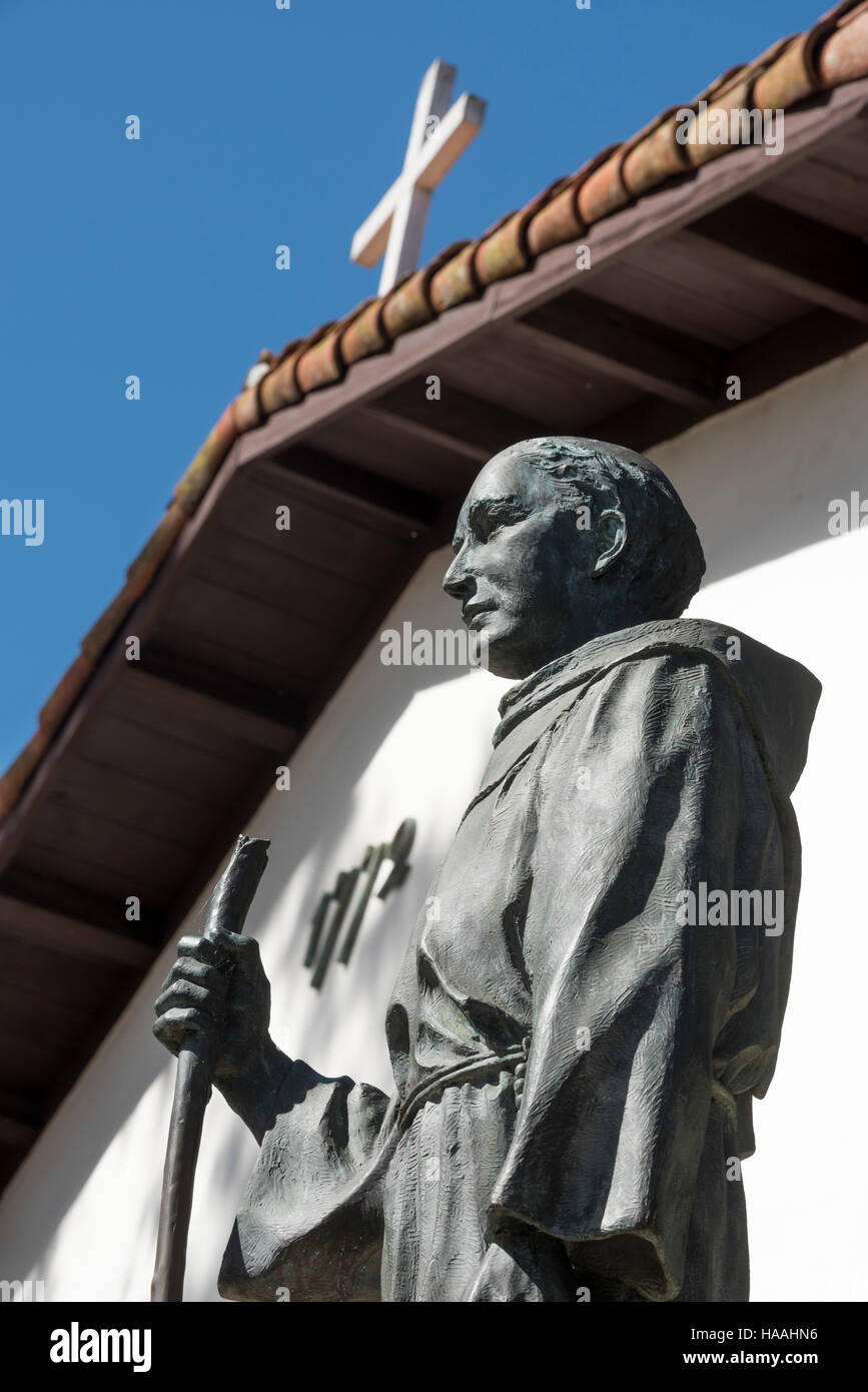 Statue de Père Junipero Serra en face de la Mission San Luis Obispo de Tolosa à San Luis Obispo, Californie, USA. Banque D'Images