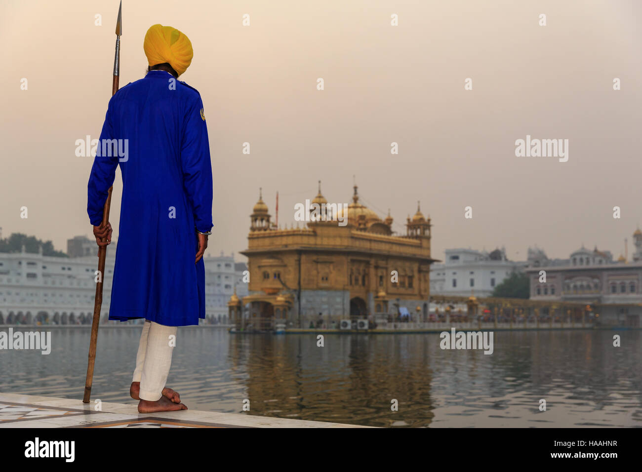 Garde sikh, Golden Temple, Amritsar, Punjab, Inde du Nord, Inde Banque D'Images