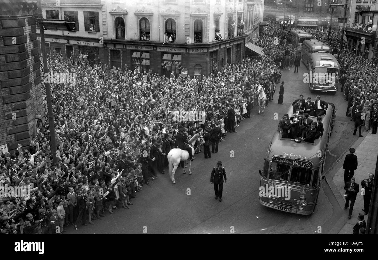 Des foules de gens acclamer le 1960 coupe de Wolverhampton Wanderers à leur retour en triomphe à travers les rues de Wolverhampton Banque D'Images
